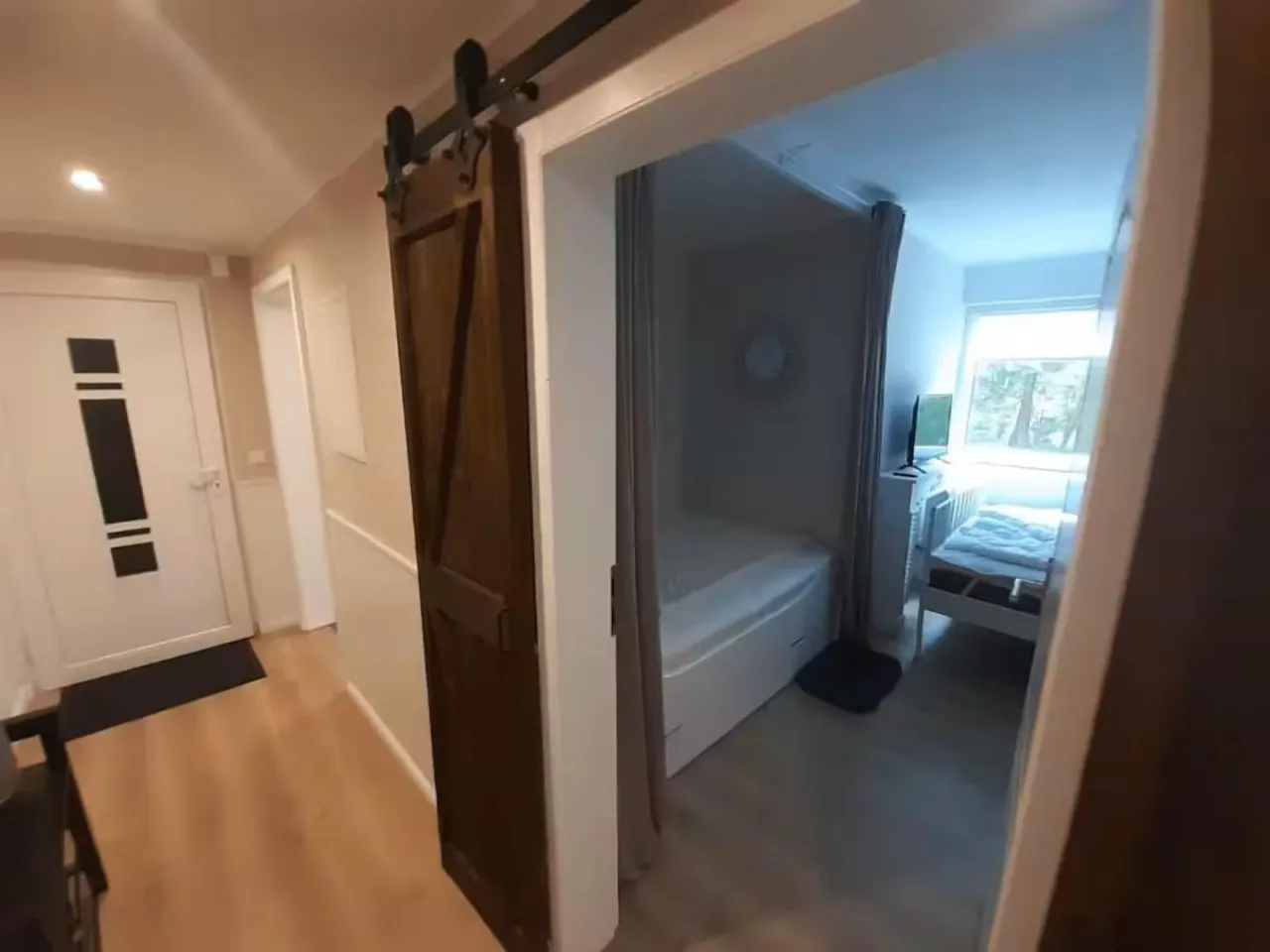 Flur mit Schiebetür und Blick ins Schlafzimmer – Harz-Forest-Inn in Hahnenklee