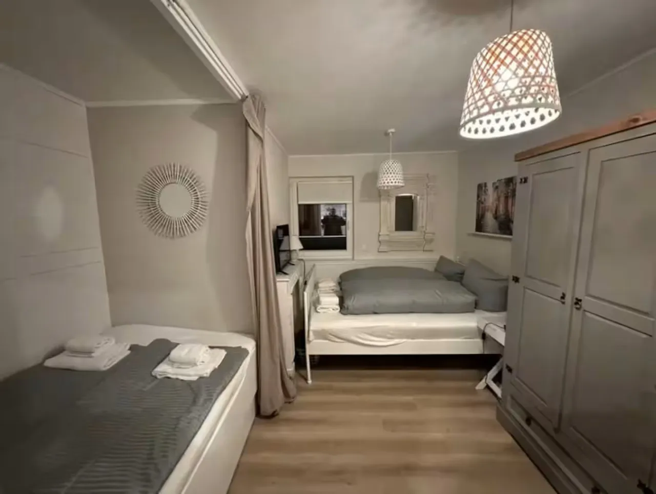 Schlafzimmer mit zwei Betten und Kleiderschrank – Harz-Forest-Inn in Hahnenklee