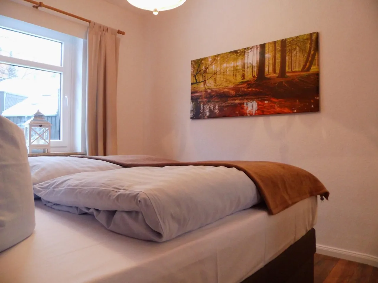 Zweites Schlafzimmer mit Doppelbett und Wandbild – Harzglück in Hahnenklee