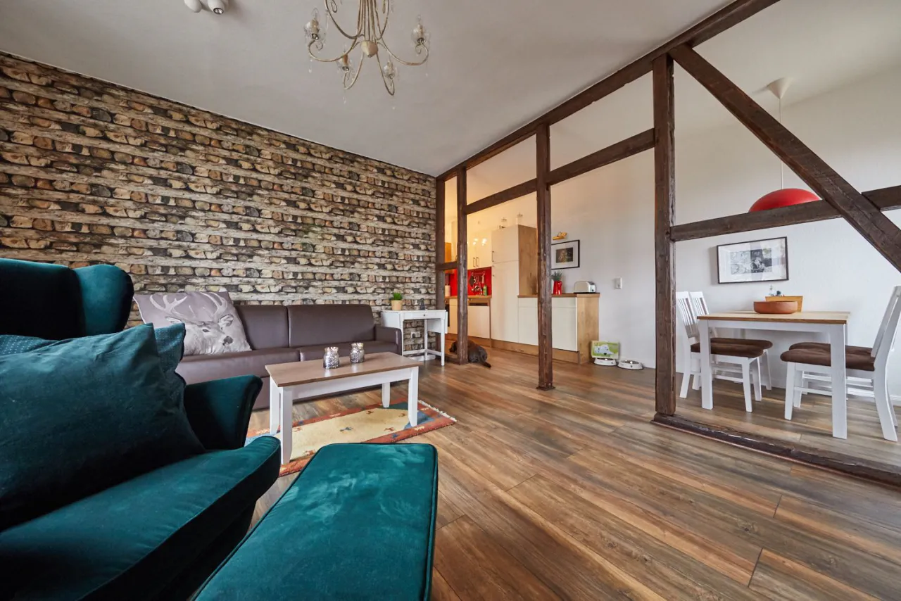 Wohnbereich mit Sofa, Fachwerk und Blick zum Essplatz – Harzglück in Hahnenklee