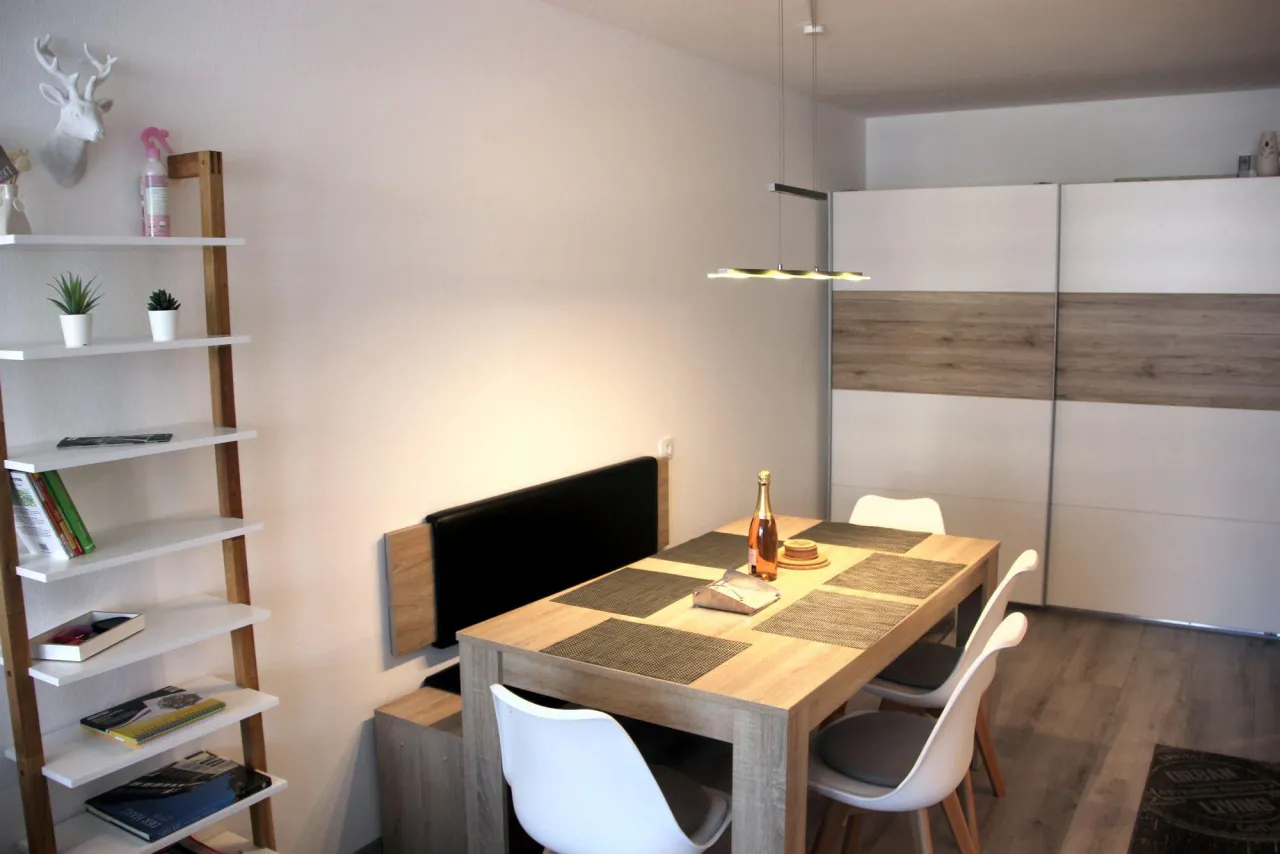 Essbereich mit Regal und Kleiderschrank – Harzliebe in Hahnenklee