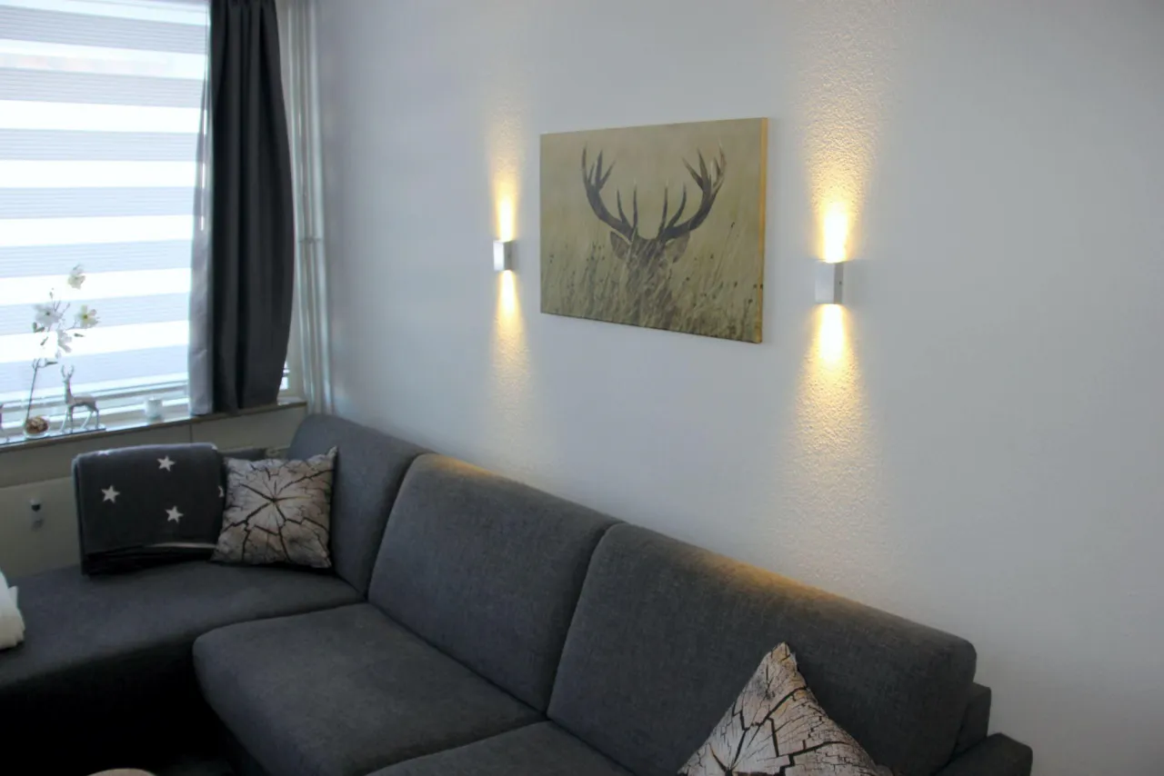 Sofa mit Hirsch-Wandbild – Harzliebe in Hahnenklee