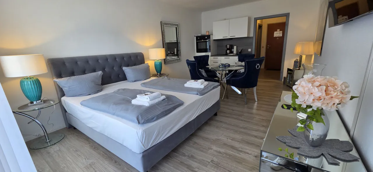 Studio mit Bett, Essplatz und Blick zur Küchenzeile – Haus Vier Jahreszeiten am See Bergzauber Hahnenklee in Hahnenklee