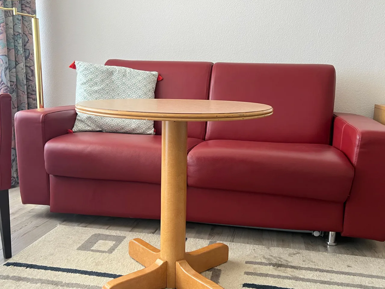 Sitzecke mit Sofa und rundem Tisch – Haus Vier Jahreszeiten am See Die Stille in Hahnenklee