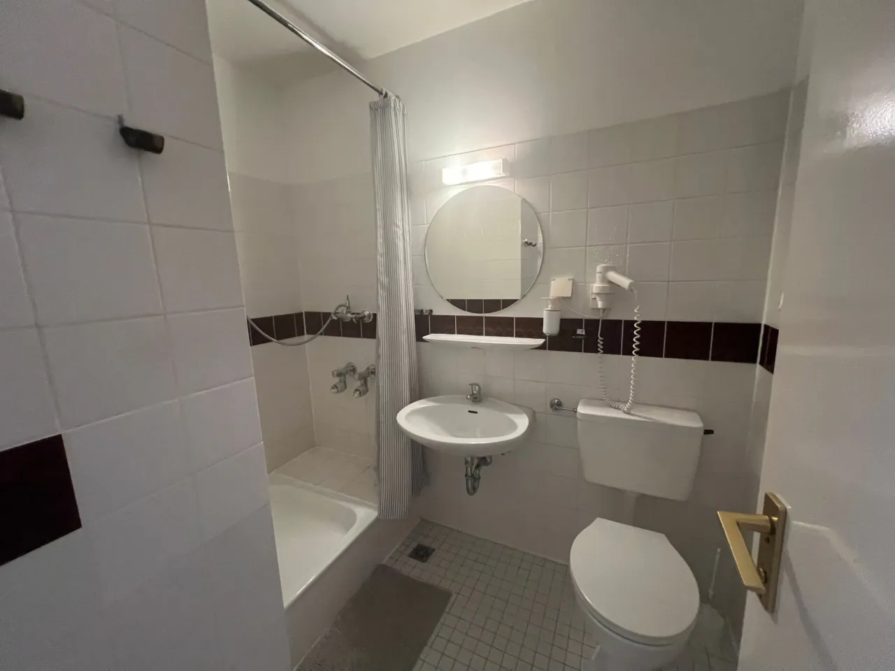 Badezimmer mit Dusche, Waschbecken und WC – Haus Vier Jahreszeiten am See Die Stille in Hahnenklee