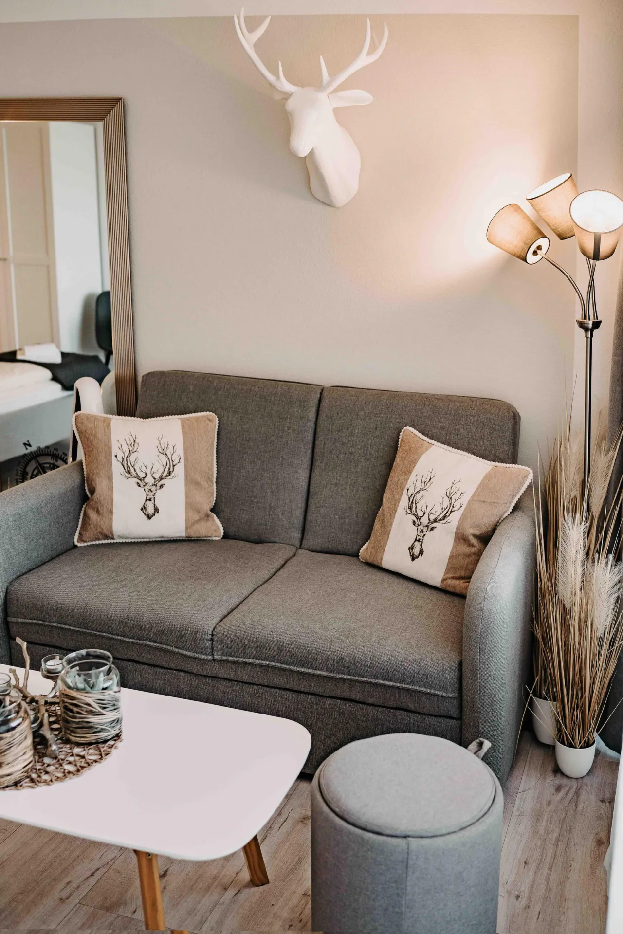 Sitzbereich mit Sofa, Couchtisch und Hocker – Haus Vier Jahreszeiten am See Harzflair in Hahnenklee