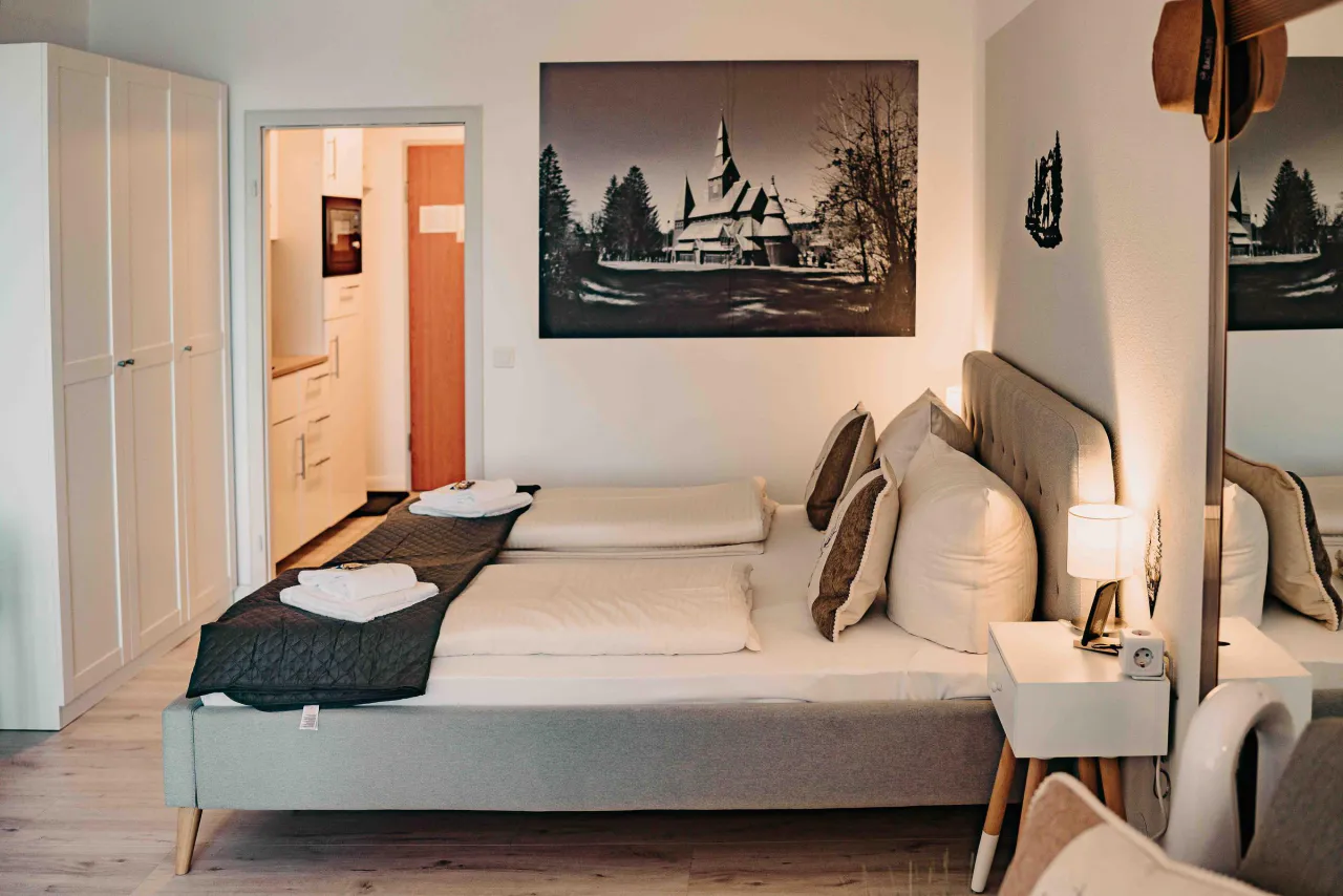 Schlafbereich mit Doppelbett und Durchblick zum Bad – Haus Vier Jahreszeiten am See Harzflair in Hahnenklee