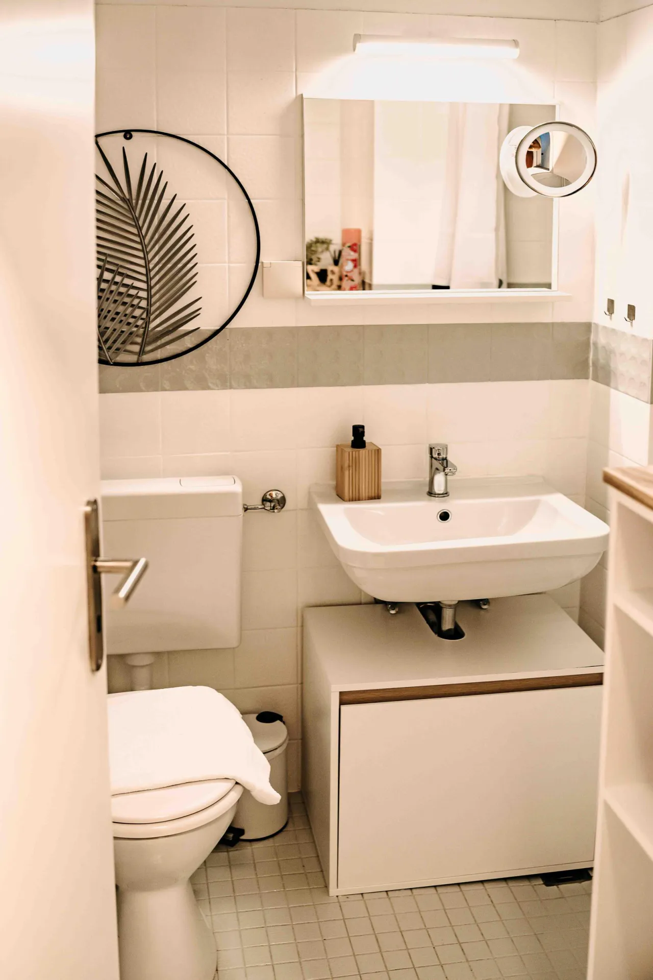 Badezimmer mit Waschbecken, WC und Spiegel – Haus Vier Jahreszeiten am See Harzflair in Hahnenklee