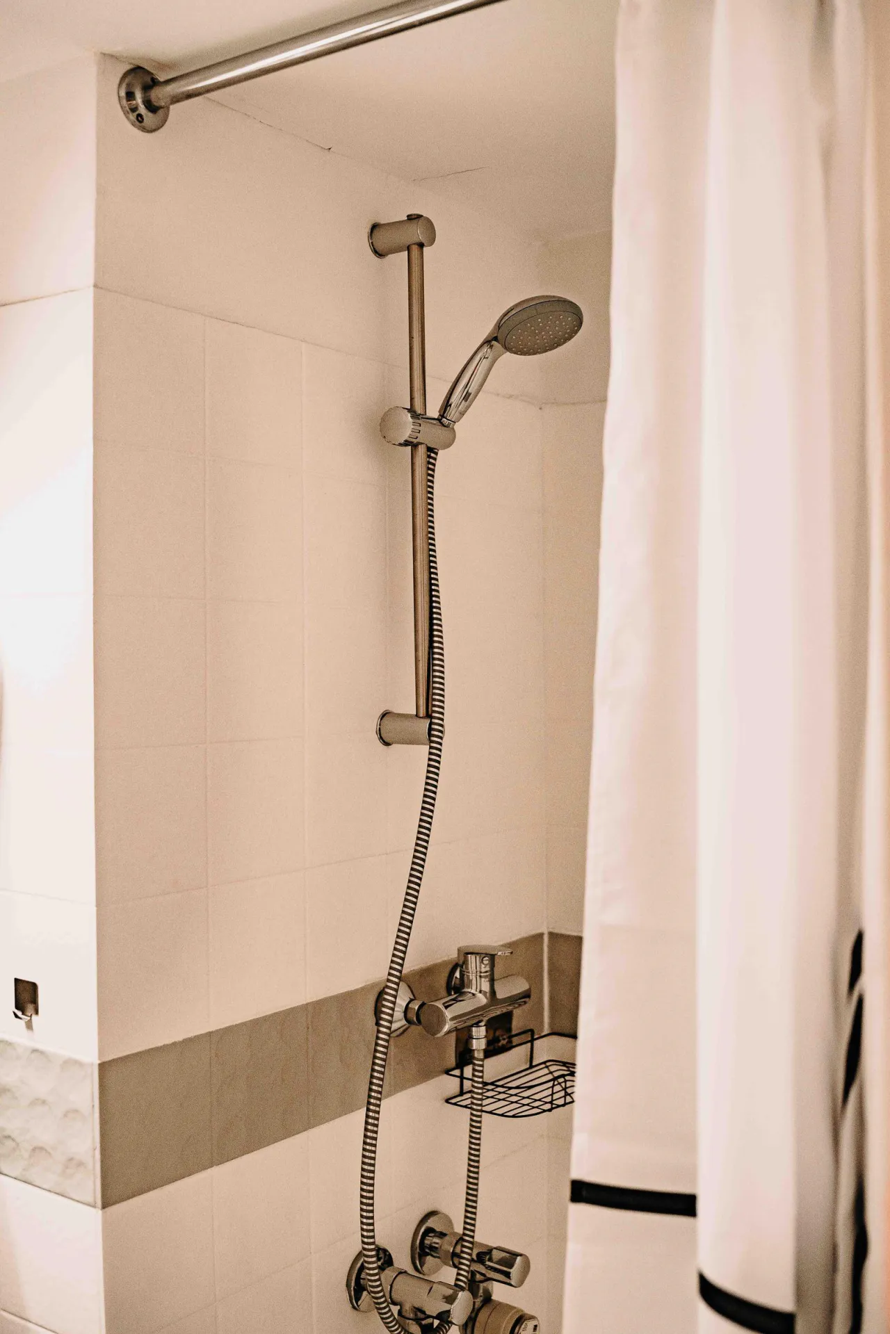 Dusche mit Duschvorhang – Haus Vier Jahreszeiten am See Harzflair in Hahnenklee