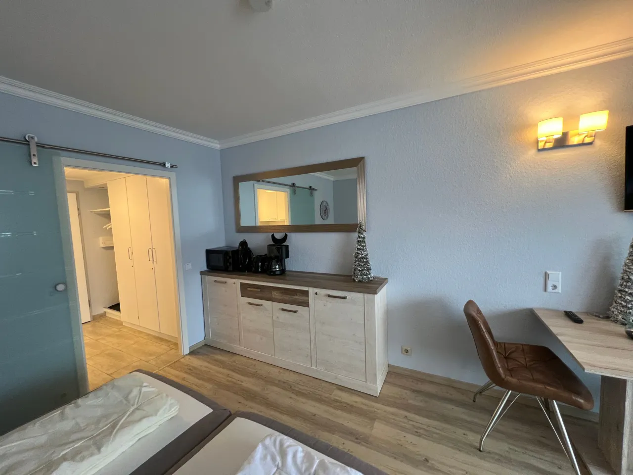 Schlafbereich mit Doppelbett, Kommode und Arbeitsplatz – Haus Vier Jahreszeiten am See HS 347 in Hahnenklee