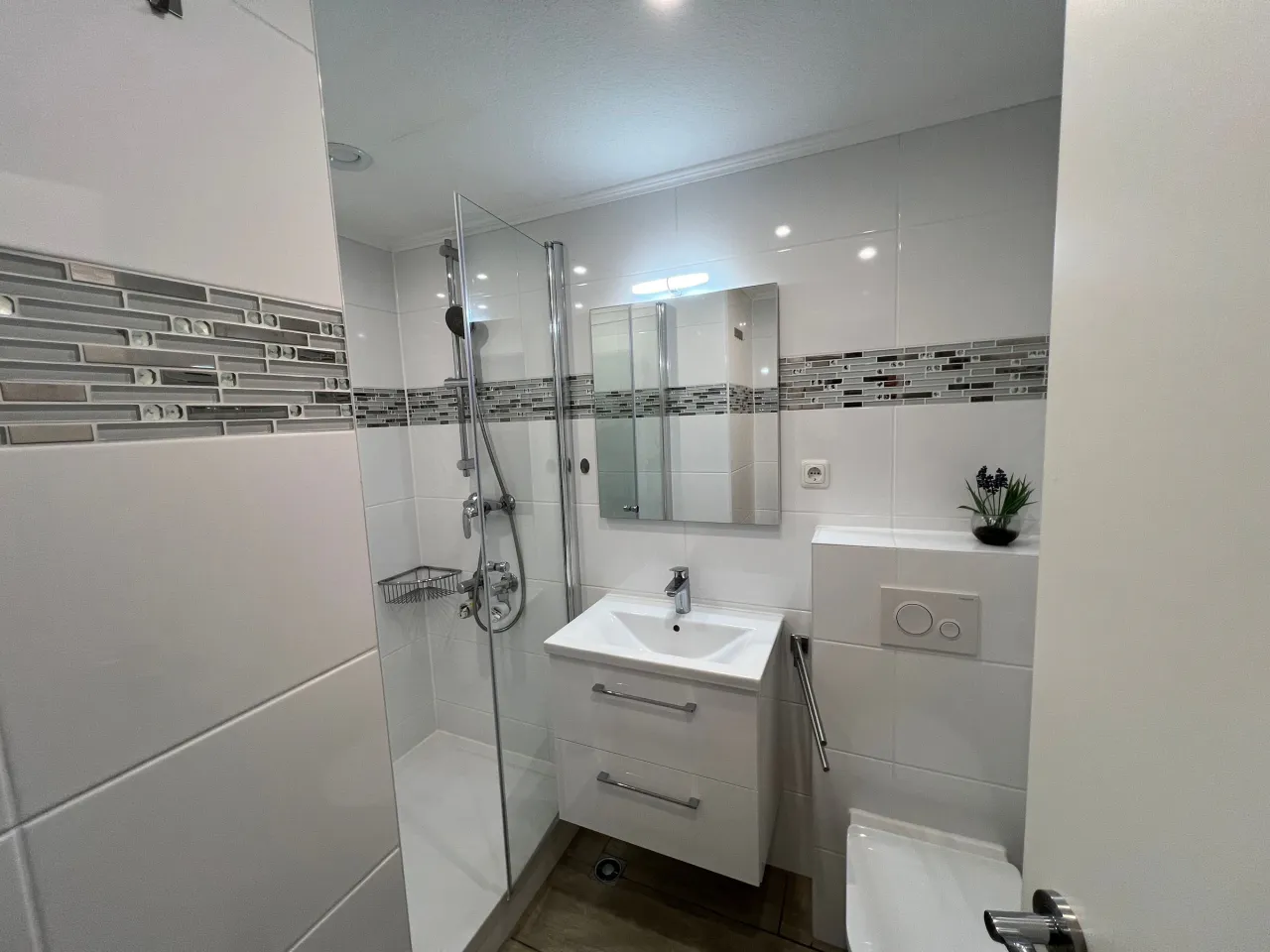 Badezimmer mit Dusche, Waschtisch und WC – Haus Vier Jahreszeiten am See HS 347 in Hahnenklee