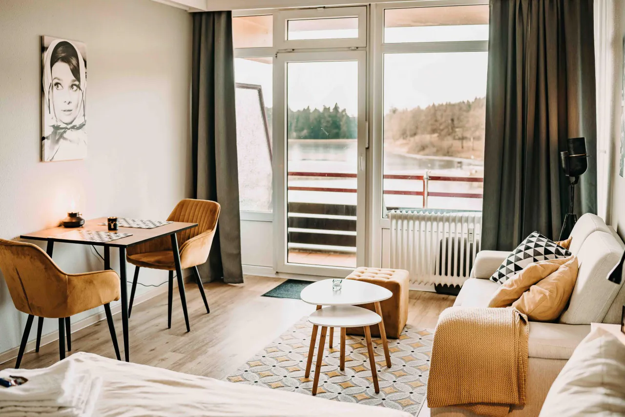 Studio mit Essplatz, Sofa und Balkon mit Seeblick – Haus Vier Jahreszeiten am See HS 463 in Hahnenklee