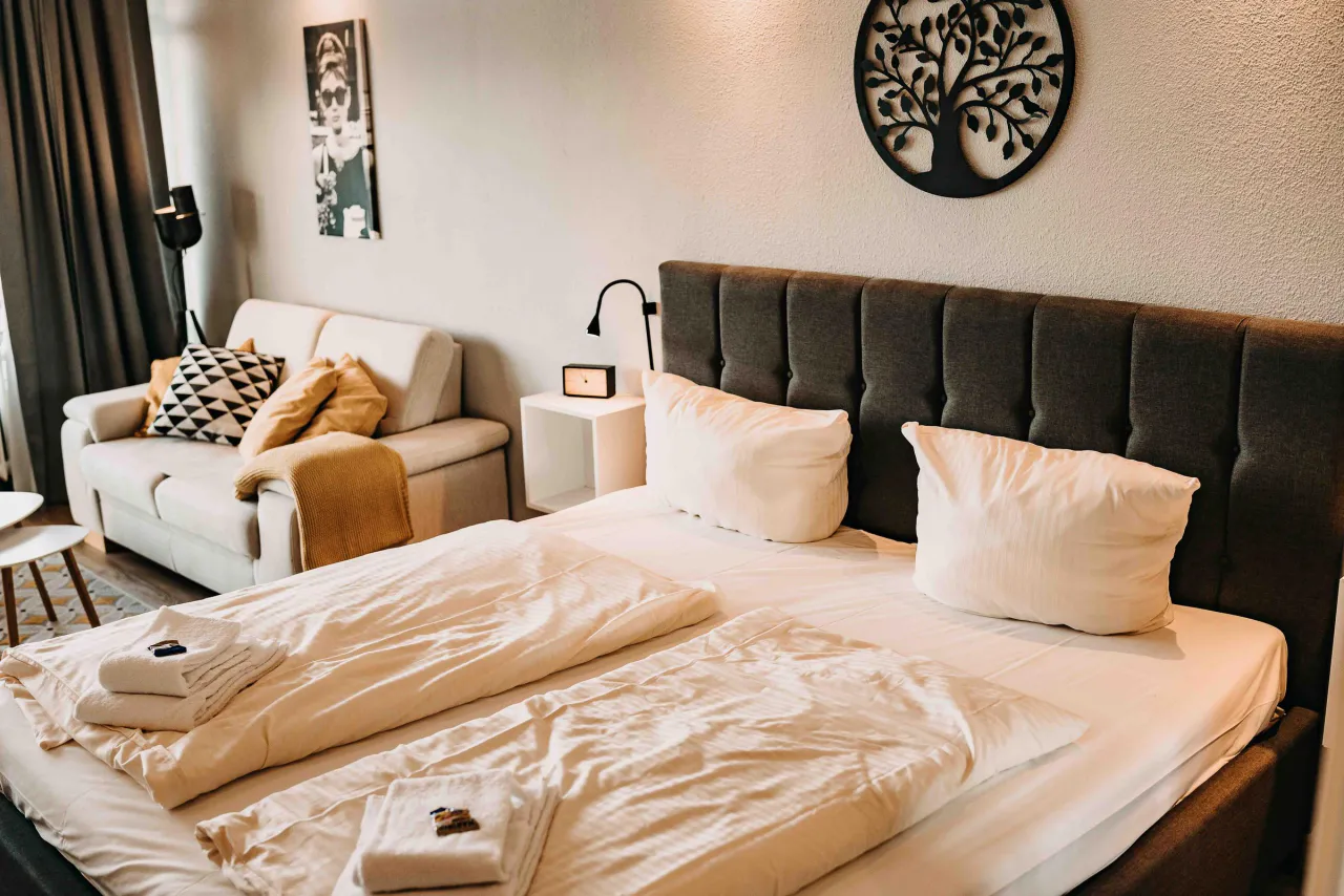 Schlafbereich mit Doppelbett und Sofa – Haus Vier Jahreszeiten am See HS 463 in Hahnenklee