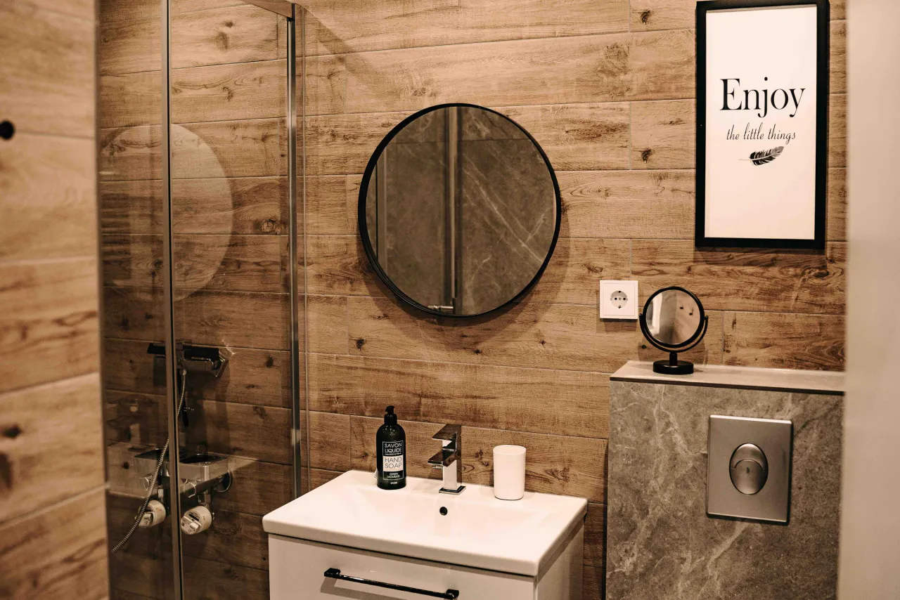 Badezimmer mit Dusche, Waschtisch und Spiegel – Haus Vier Jahreszeiten am See HS 463 in Hahnenklee