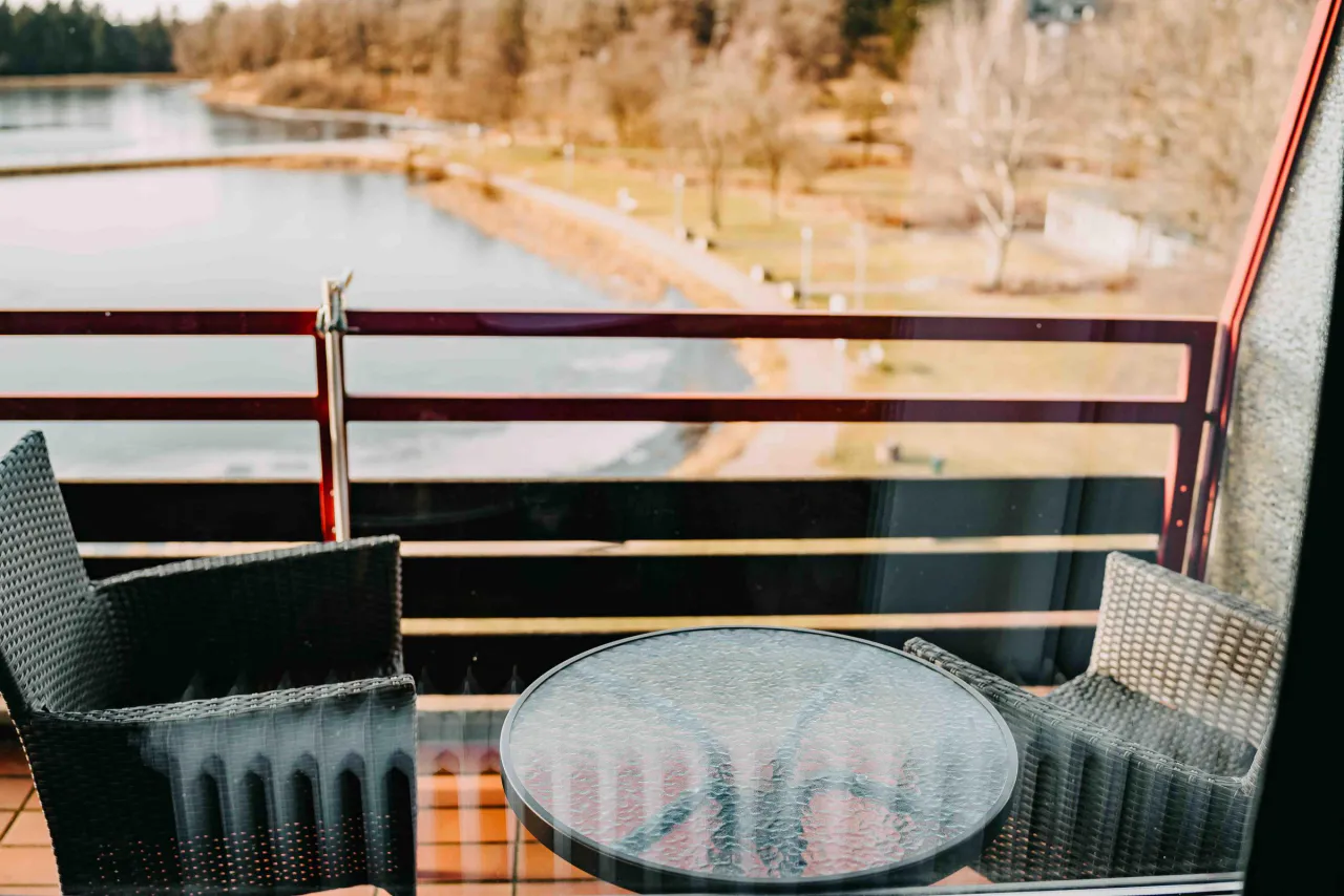 Balkon mit Tisch und Stühlen über dem See – Haus Vier Jahreszeiten am See HS 463 in Hahnenklee