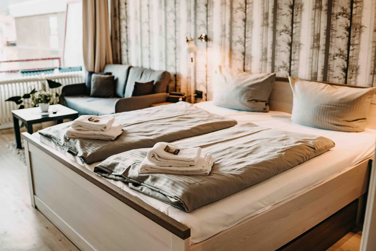 Zweiter Wohnbereich mit Doppelbett und Sofa – Haus Vier Jahreszeiten am See HS 473 in Hahnenklee