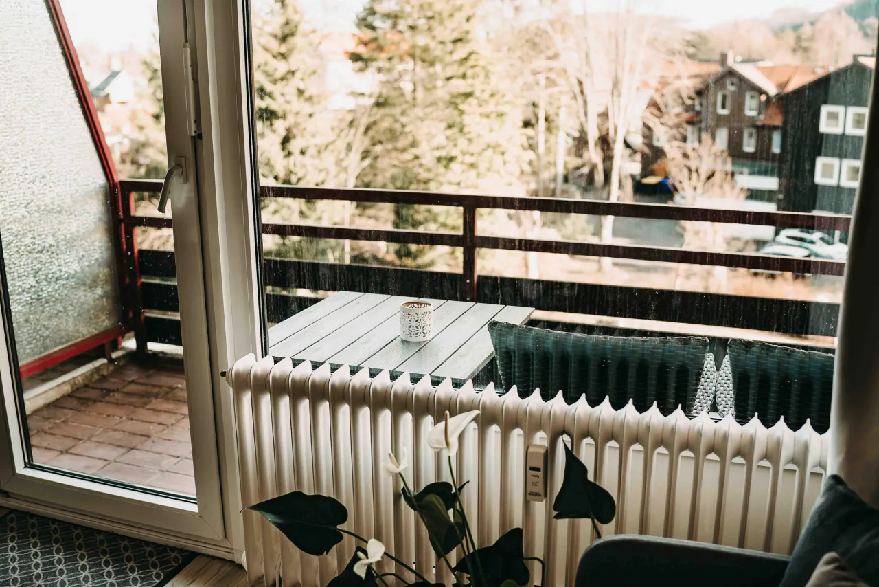 Balkon mit Tisch und Blick ins Grüne – Haus Vier Jahreszeiten am See HS 473 in Hahnenklee