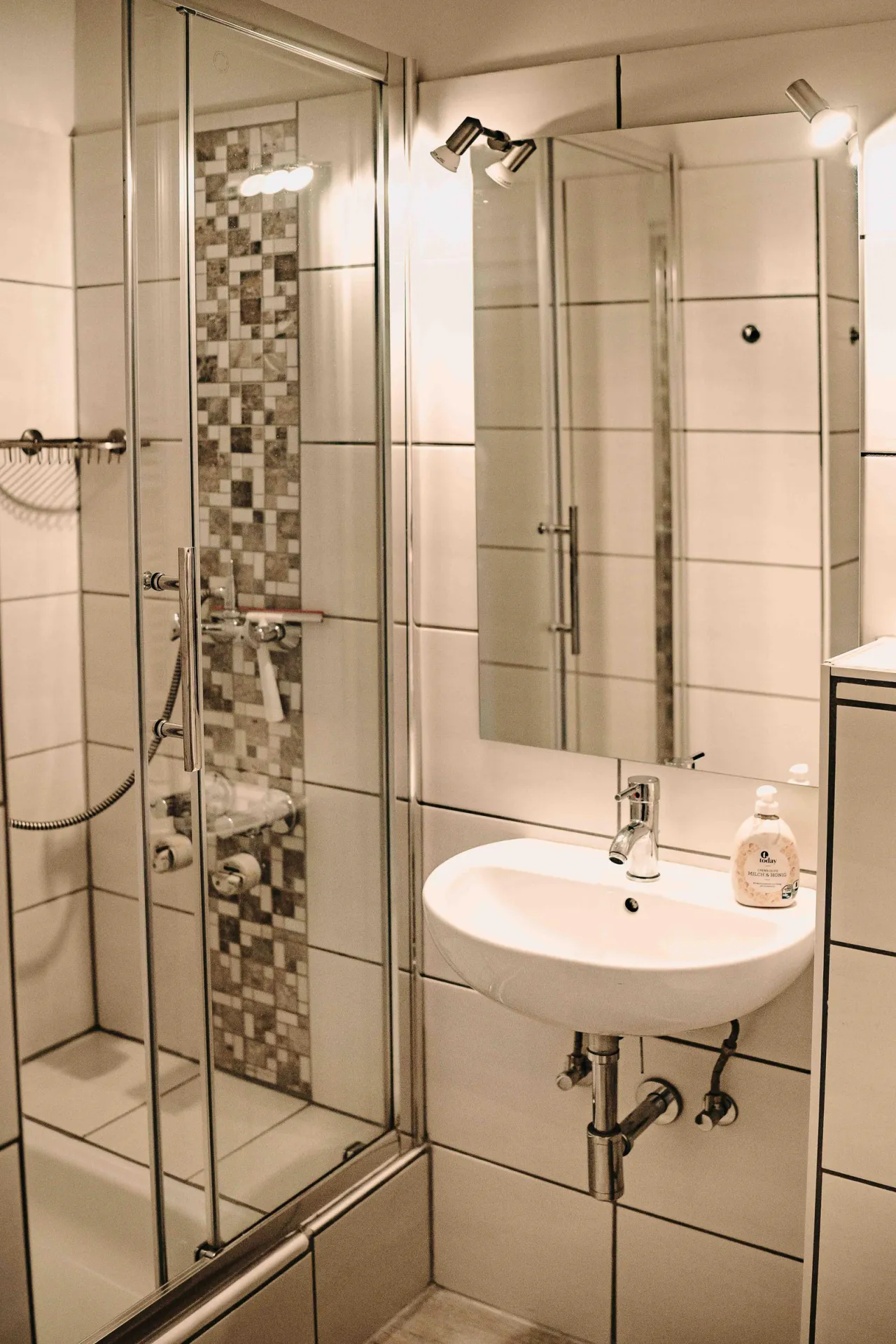 Badezimmer mit Dusche und Waschbecken – Haus Vier Jahreszeiten am See HS 473 in Hahnenklee