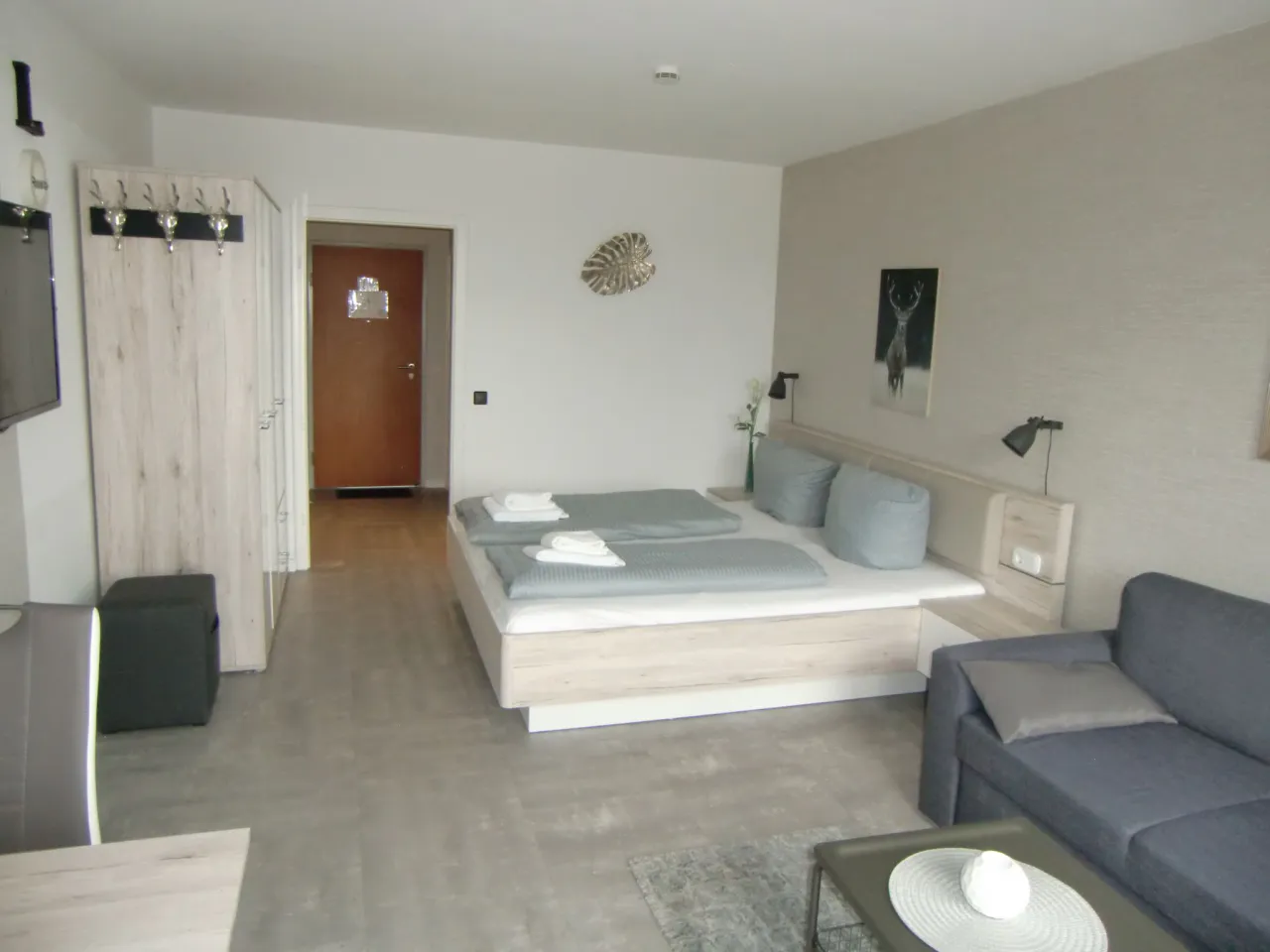 Studio mit Bett, Garderobe und Blick zur Wohnungstür – Haus Vier Jahreszeiten am See HS 576 in Hahnenklee