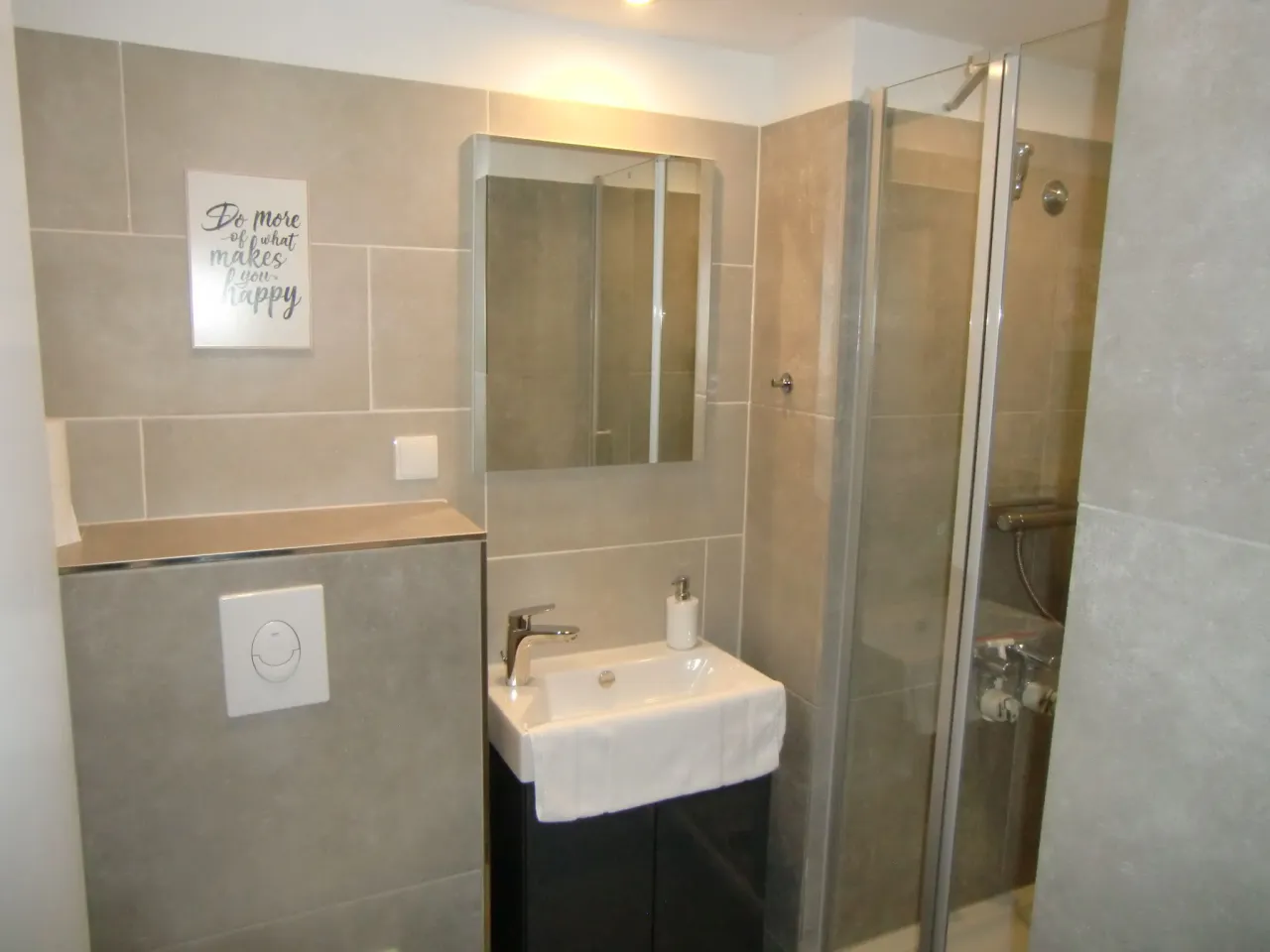 Badezimmer mit Waschtisch und Dusche – Haus Vier Jahreszeiten am See HS 576 in Hahnenklee