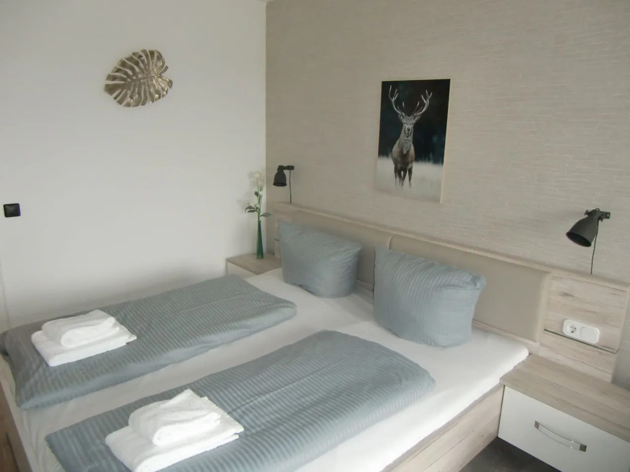 Schlafbereich mit Doppelbett und Nachttischen – Haus Vier Jahreszeiten am See HS 576 in Hahnenklee