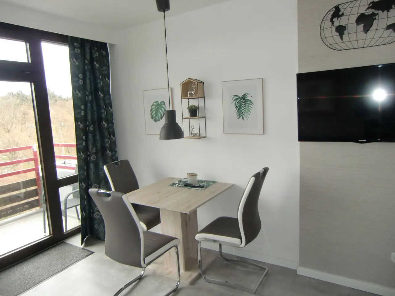 Essplatz am Balkonfenster mit Fernseher – Haus Vier Jahreszeiten am See HS 576 in Hahnenklee