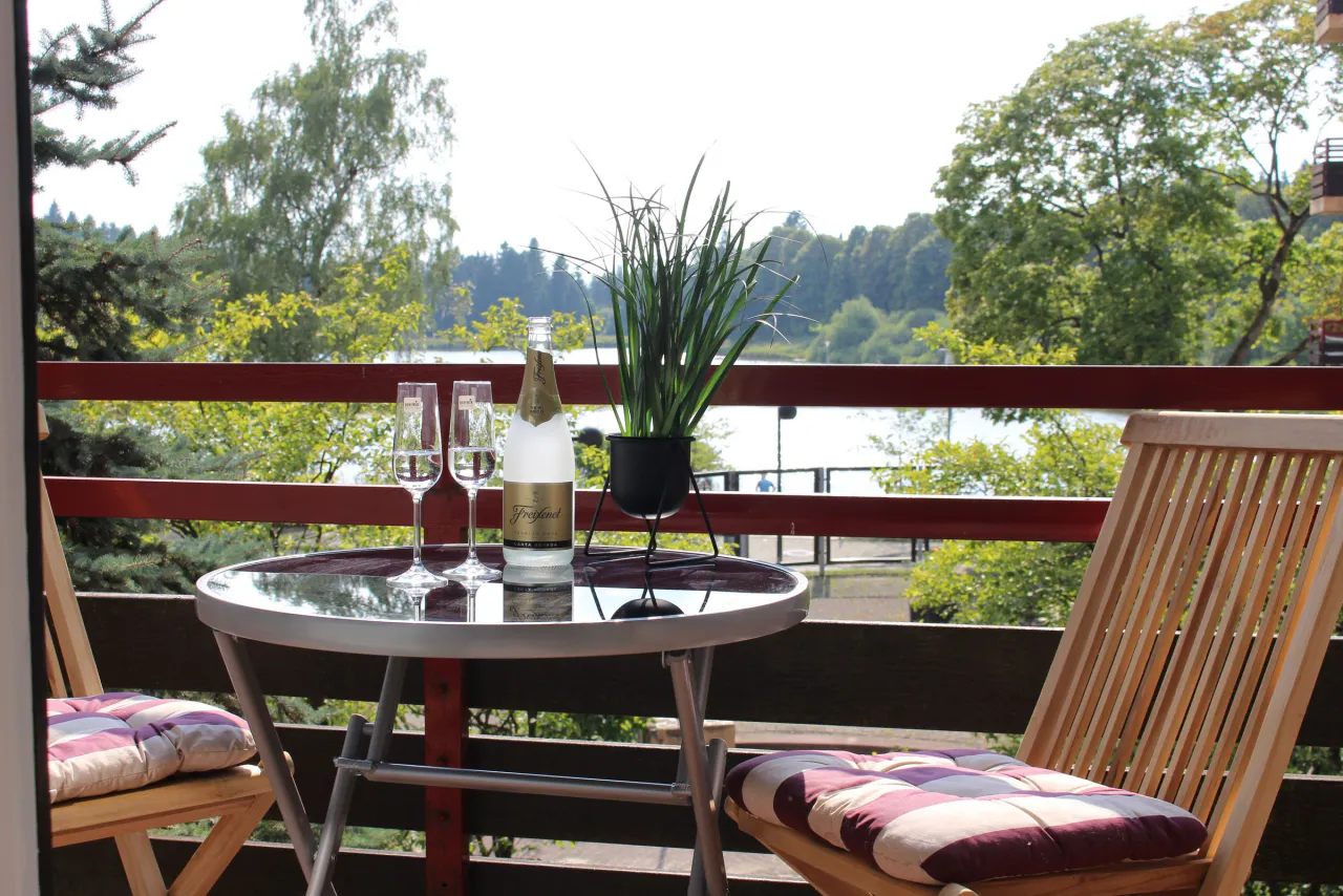 Balkon mit Tisch, Stühlen und Blick ins Grüne – Haus Vier Jahreszeiten am See HS 715 S in Hahnenklee
