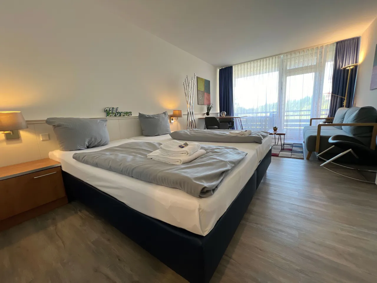 Apartment mit Doppelbett, Sitzecke und Balkonfront – Haus Vier Jahreszeiten am See HS 715 S in Hahnenklee