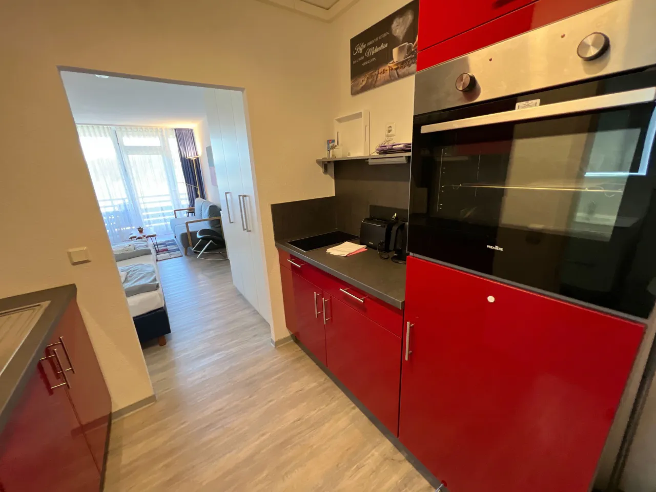 Küchenzeile mit Backofen und Blick in den Wohnraum – Haus Vier Jahreszeiten am See HS 715 S in Hahnenklee
