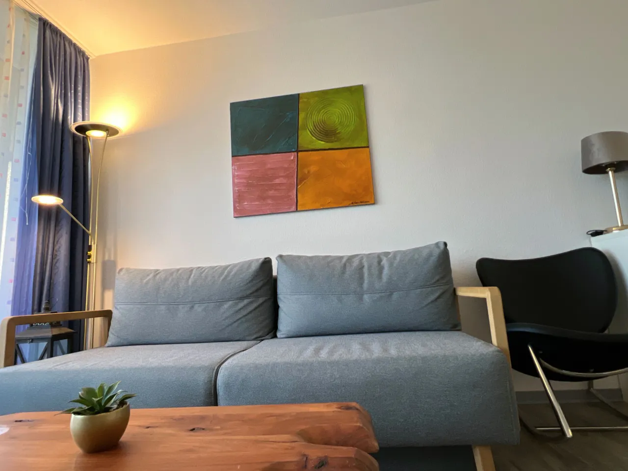 Sitzbereich mit Sofa, Sessel und Tisch in Holzoptik – Haus Vier Jahreszeiten am See HS 715 S in Hahnenklee