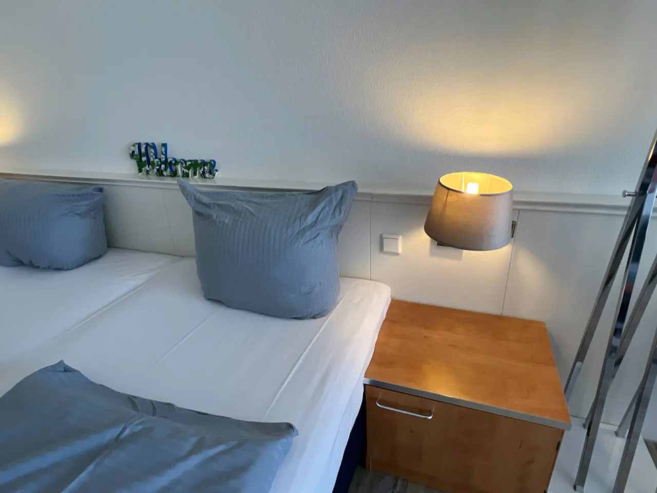 Schlafbereich mit Doppelbett und Nachtschrank – Haus Vier Jahreszeiten am See HS 715 S in Hahnenklee