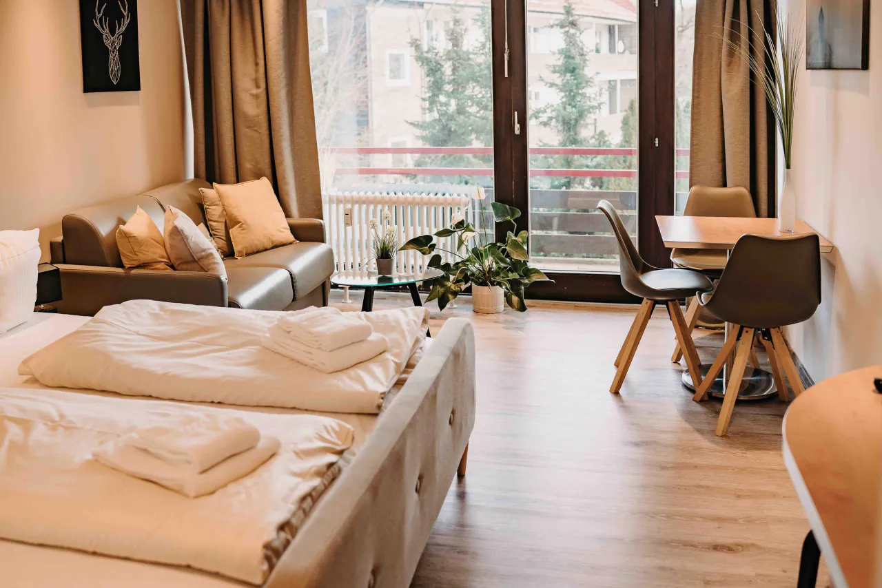 Apartment mit Doppelbett, Sofa, Essplatz und Balkonfront – Haus Vier Jahreszeiten am See HS 721 B in Hahnenklee