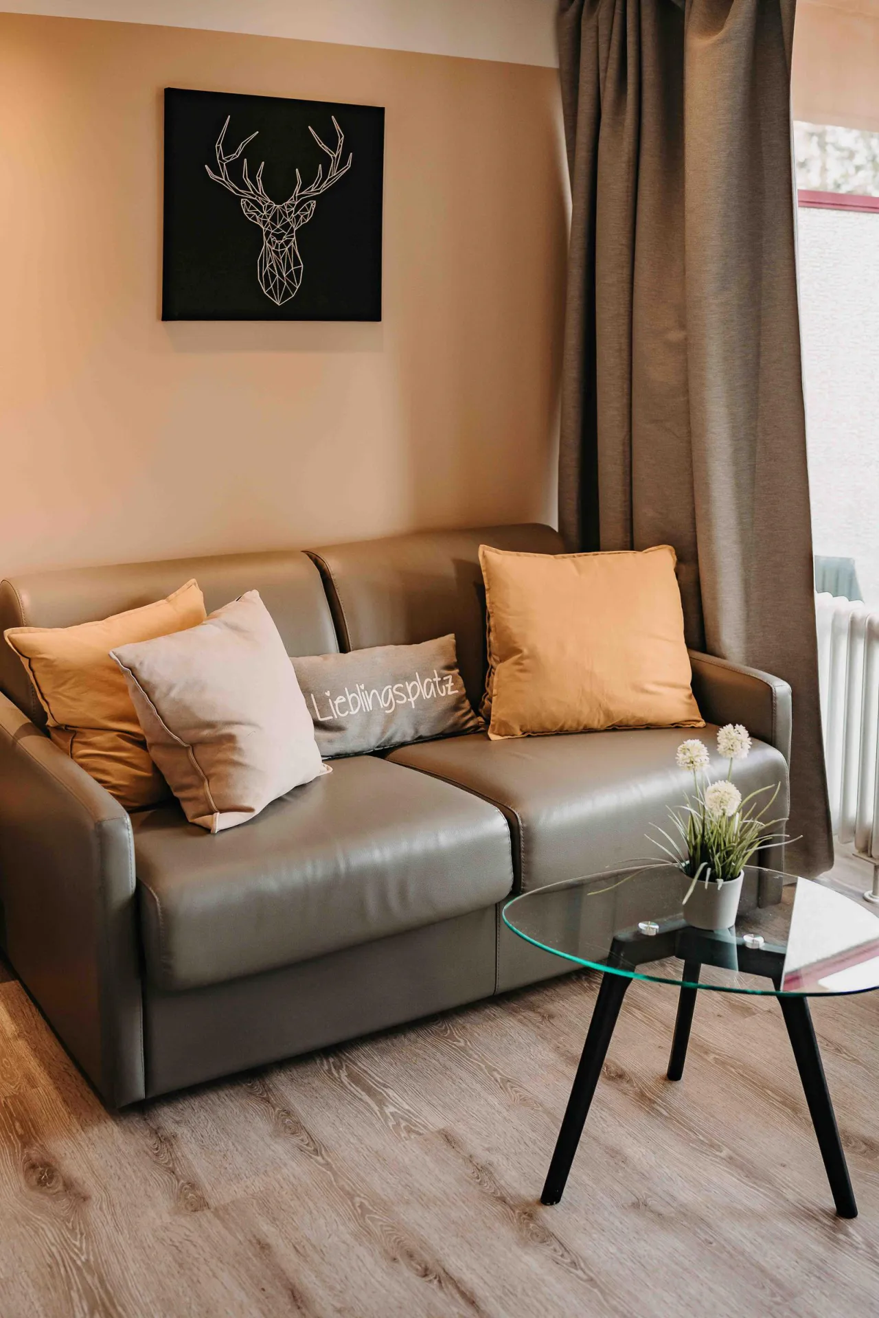 Sitzbereich mit Sofa und Glastisch – Haus Vier Jahreszeiten am See HS 721 B in Hahnenklee