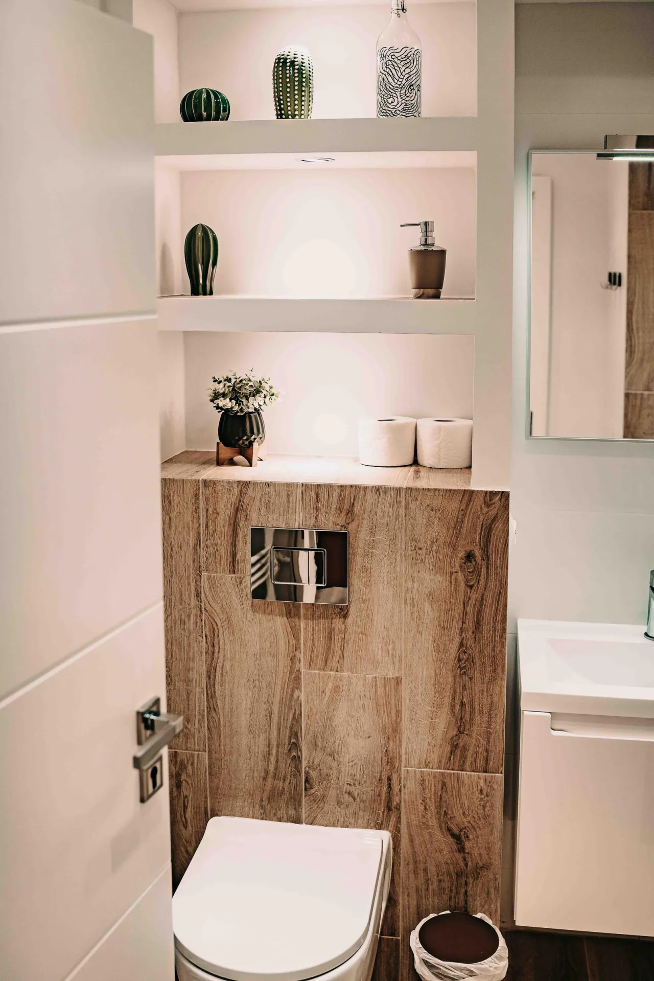 Badezimmer mit WC und Wandregalen – Haus Vier Jahreszeiten am See HS 721 B in Hahnenklee