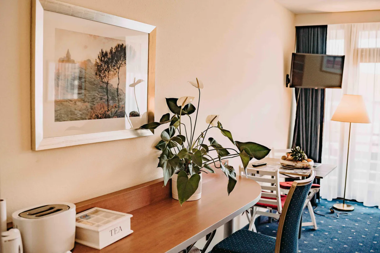 Arbeitsplatz mit Fernseher und Sideboard – Haus Vier Jahreszeiten am See HS 833 in Hahnenklee