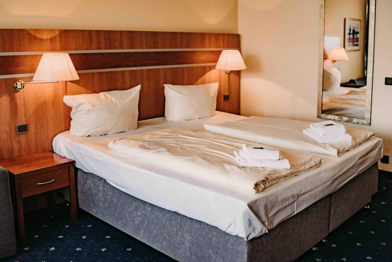 Schlafbereich mit Doppelbett und Standspiegel – Haus Vier Jahreszeiten am See HS 833 in Hahnenklee