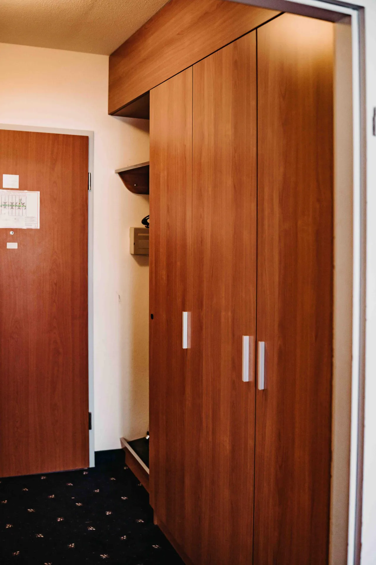 Flur mit Kleiderschrank und Zimmertür – Haus Vier Jahreszeiten am See HS 833 in Hahnenklee