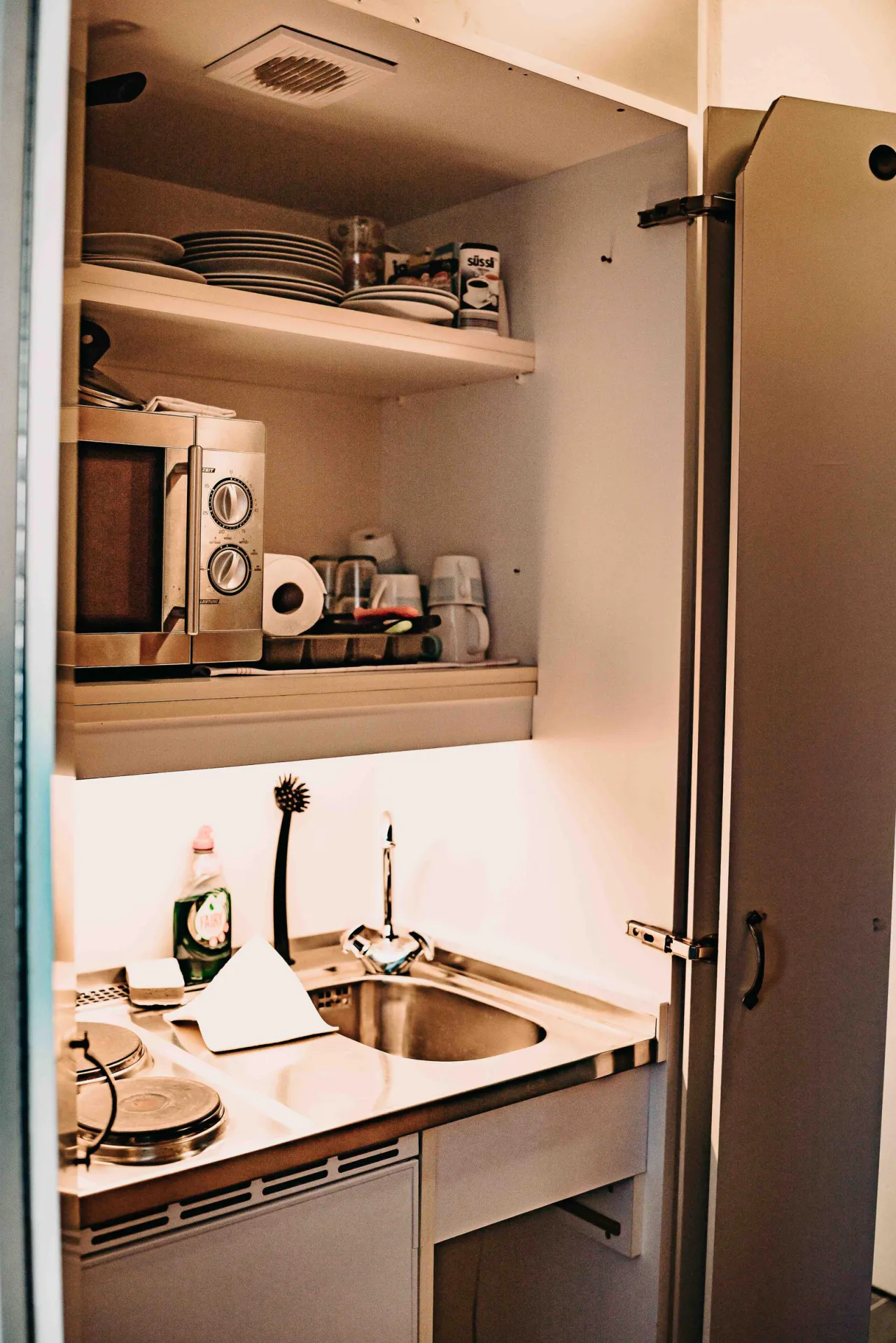 Küchenschrank mit Spüle, Mikrowelle und Geschirr – Haus Vier Jahreszeiten am See HS 833 in Hahnenklee