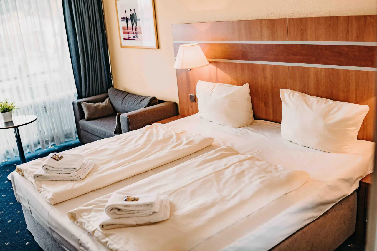 Schlafbereich mit Doppelbett und Sofa – Haus Vier Jahreszeiten am See HS 833 in Hahnenklee