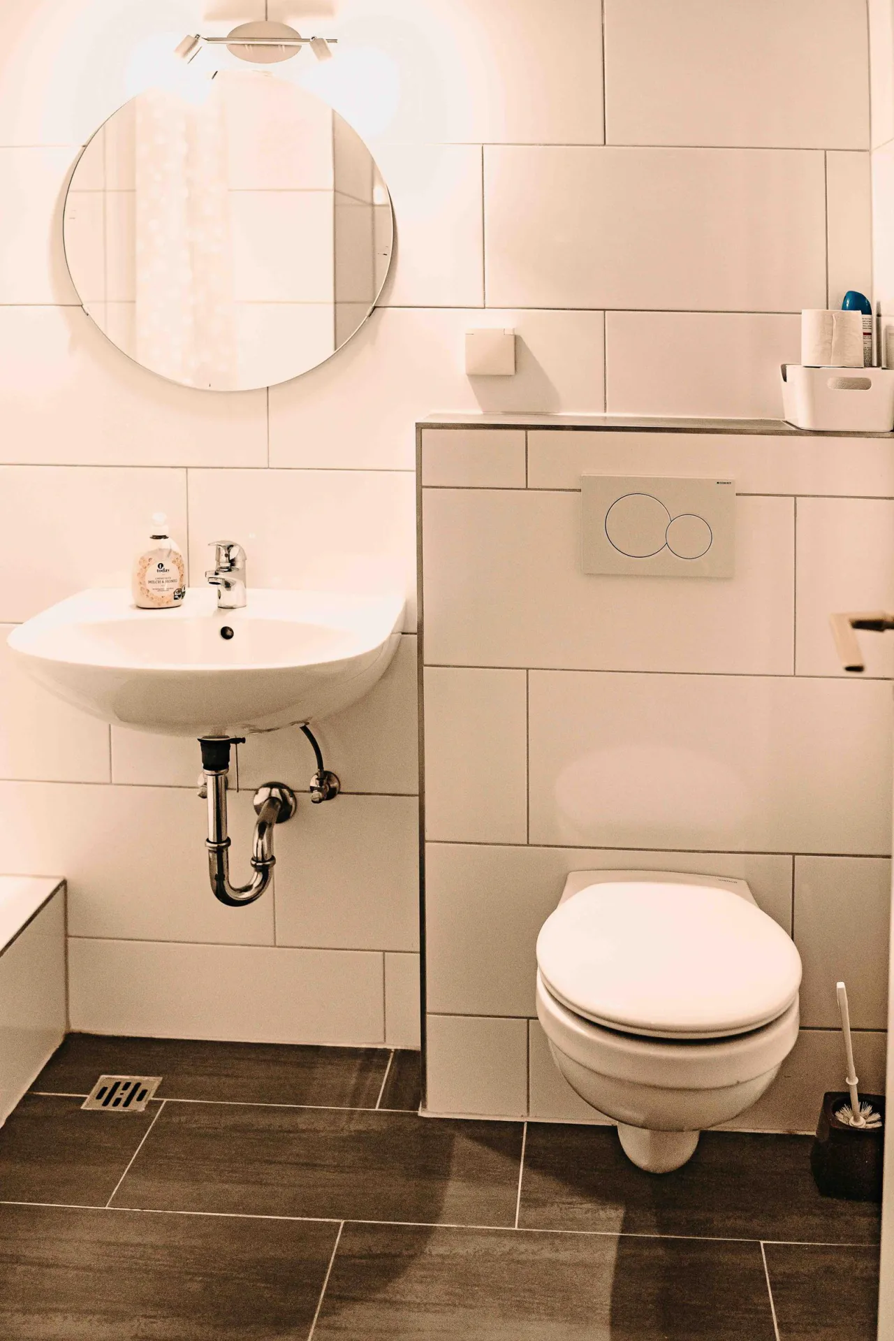 Badezimmer mit Waschbecken, WC und Spiegel – Haus Vier Jahreszeiten am See HS 833 in Hahnenklee