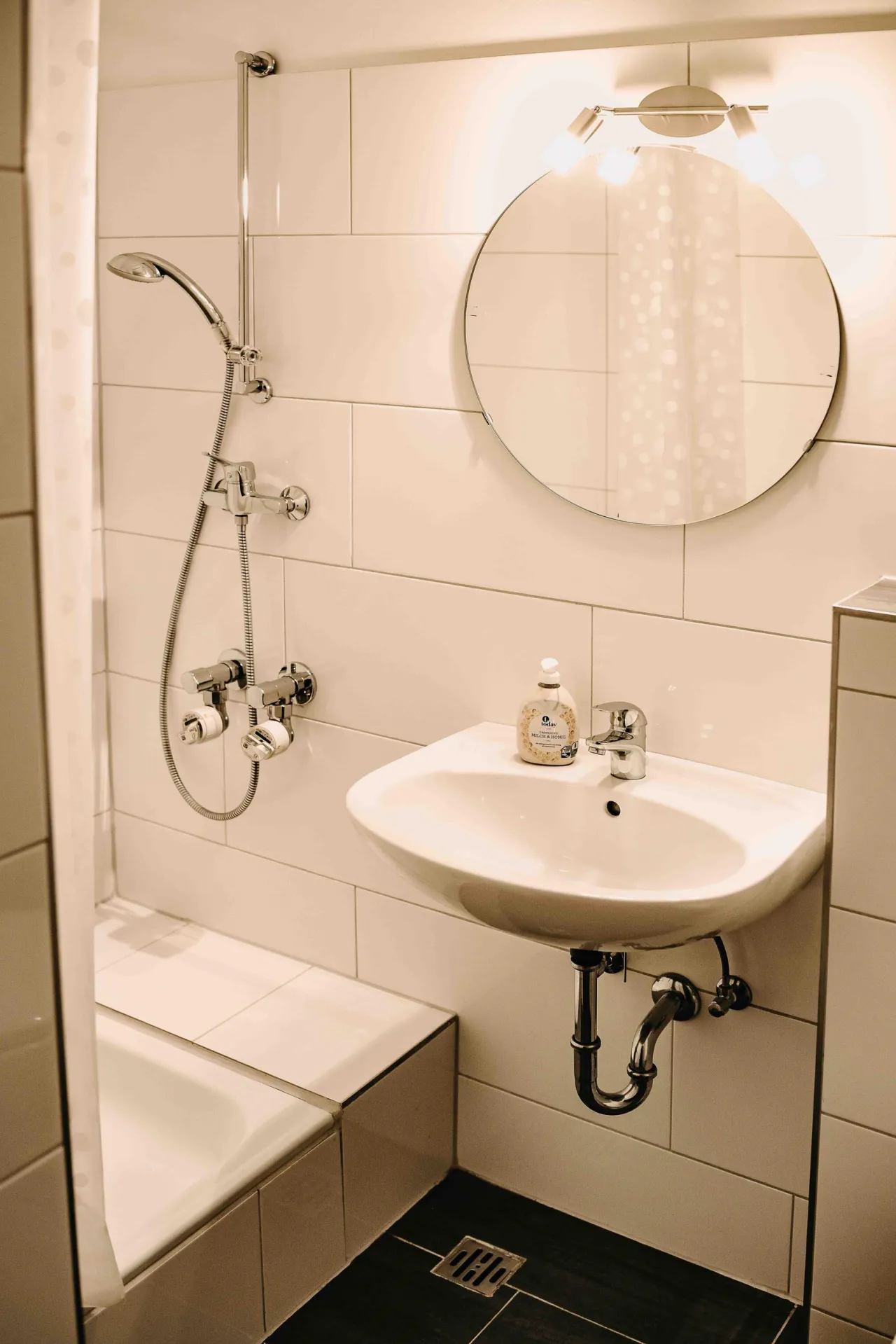 Badezimmer mit Dusche und Waschbecken – Haus Vier Jahreszeiten am See HS 833 in Hahnenklee