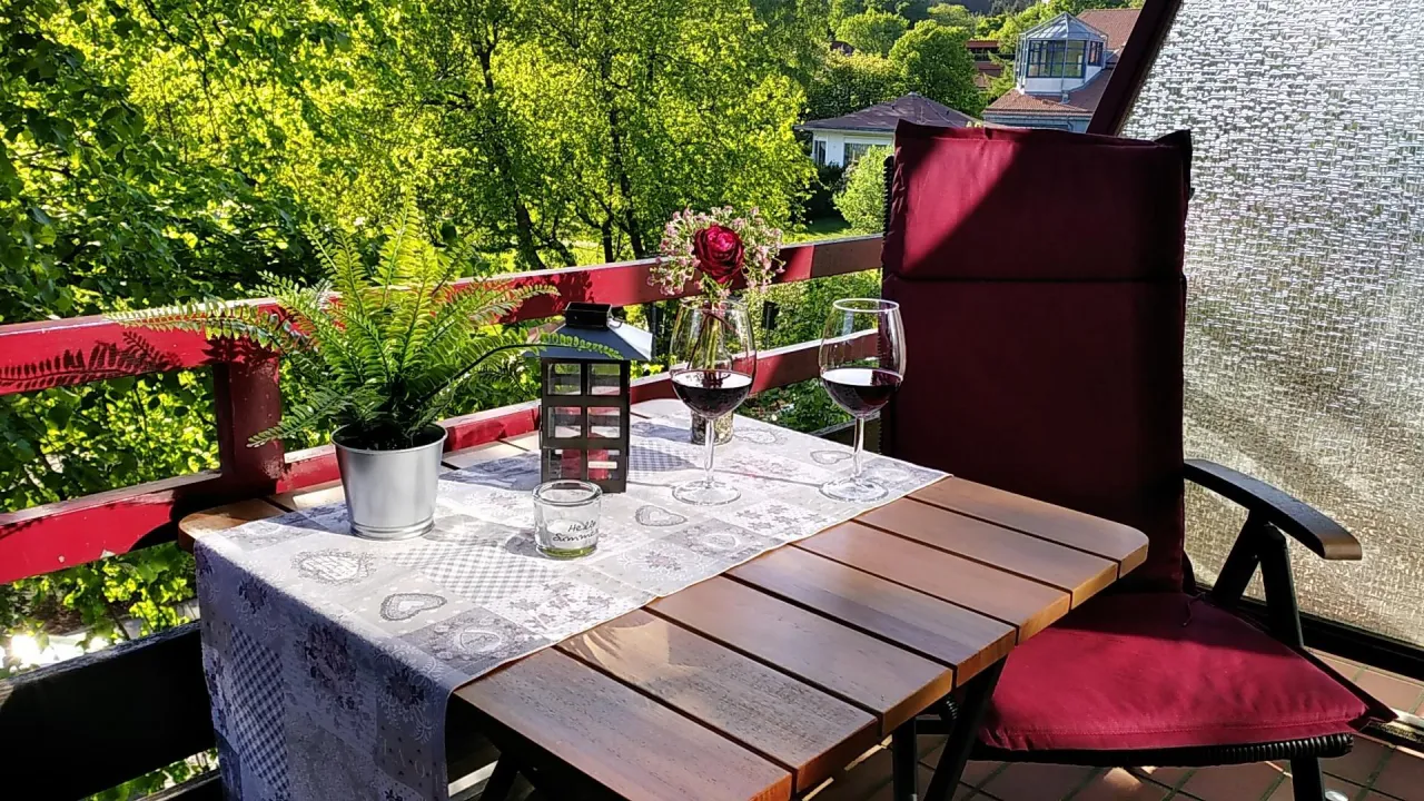 Balkon mit Tisch, Stühlen und Blick ins Gruene – Haus Vier Jahreszeiten am See Kranich Nest 336 in Hahnenklee