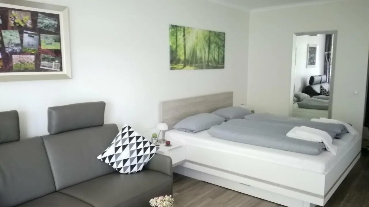 Schlafbereich mit Doppelbett und Sofa – Haus Vier Jahreszeiten am See Kranich Nest 336 in Hahnenklee