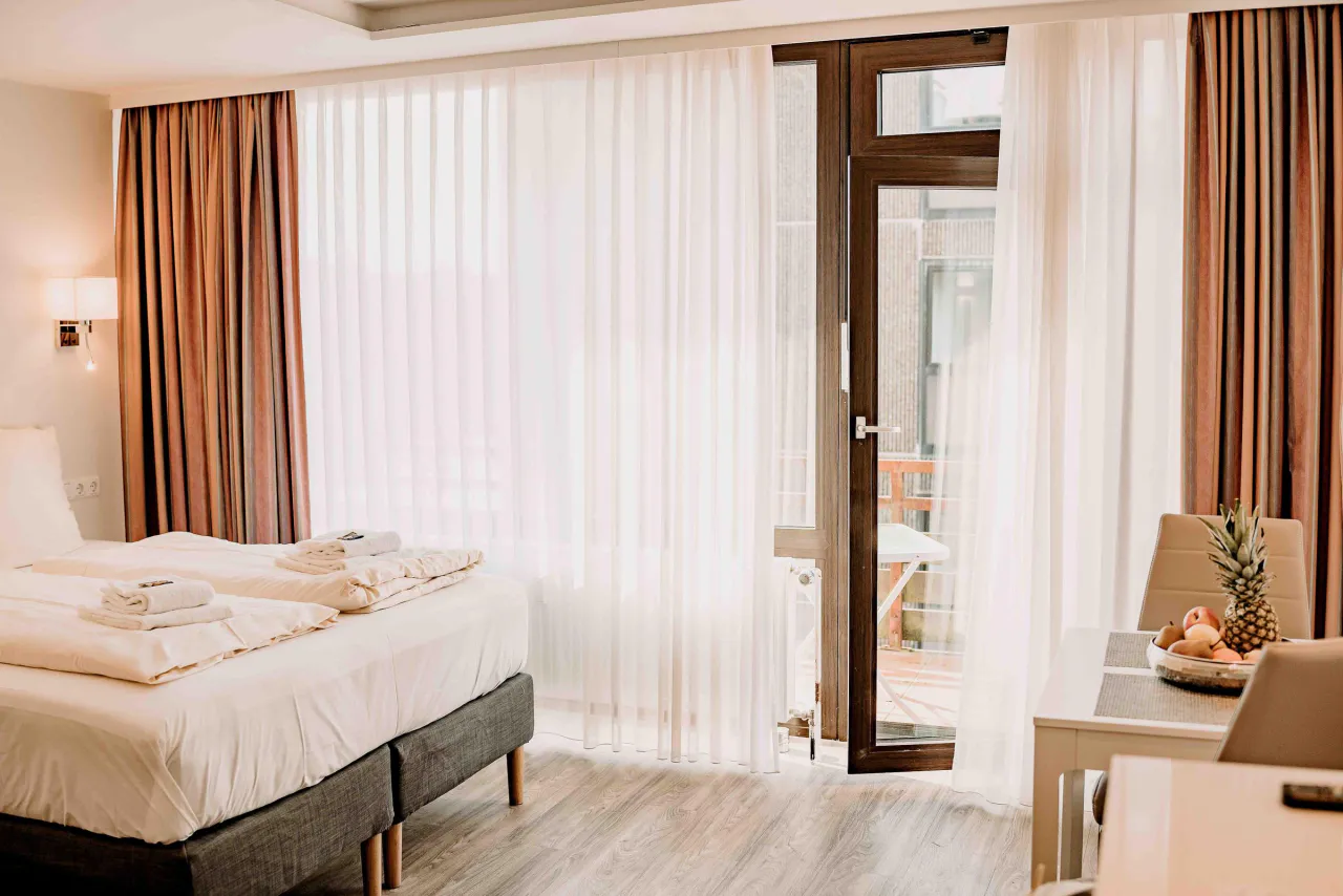 Studio mit Doppelbett, Essplatz und Balkontür – Penthouse Klee in Hahnenklee