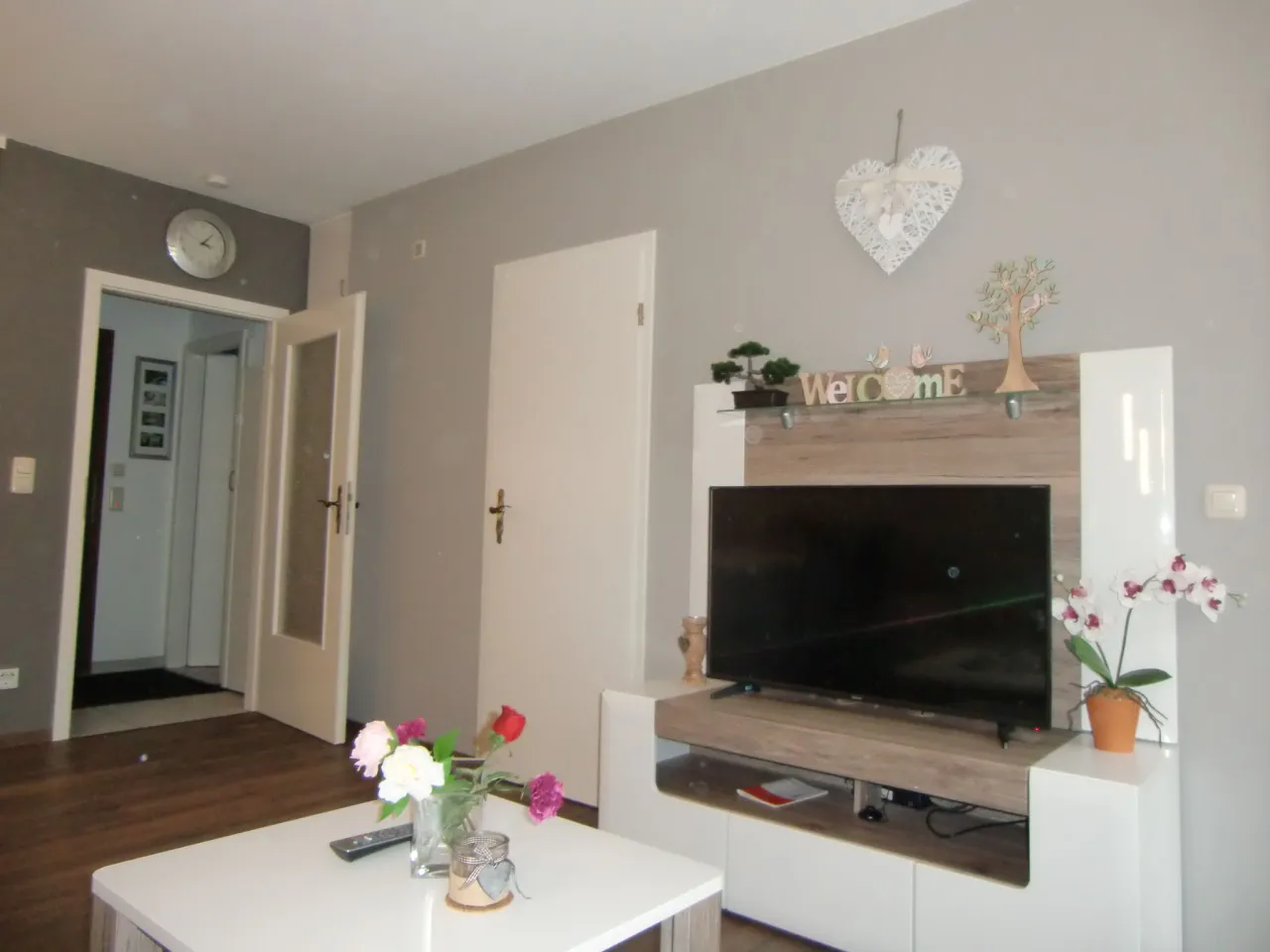 Wohnbereich mit TV-Wand und Flurblick – Schickeria in Hahnenklee
