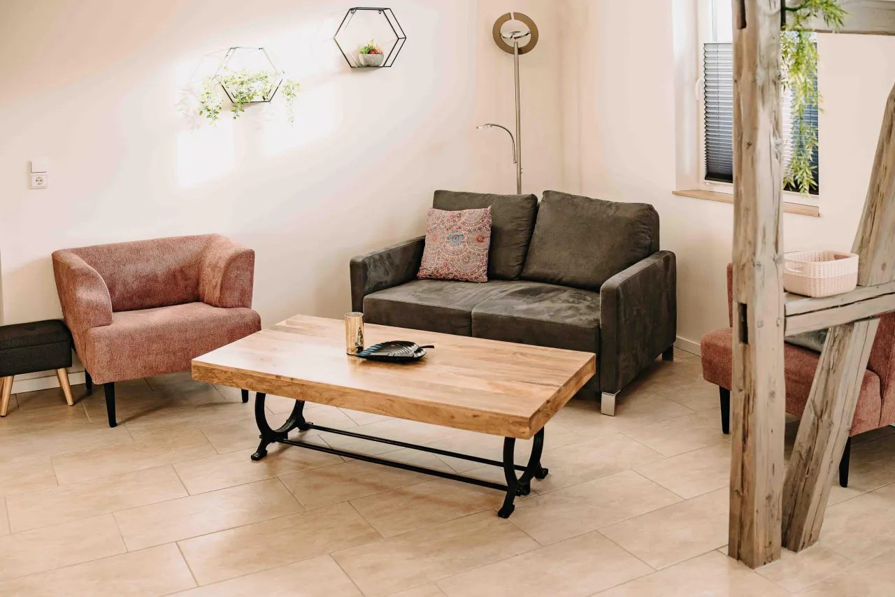 Sitzecke mit Sofa, Sessel und Tisch in Holzoptik – Sonneneck 1 in Hahnenklee