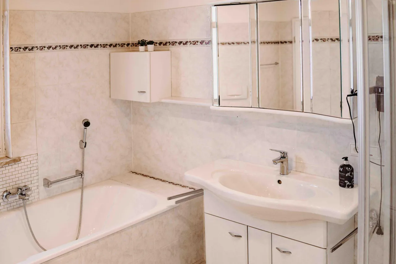 Badezimmer mit Badewanne, Waschtisch und Dusche – Sonneneck 1 in Hahnenklee