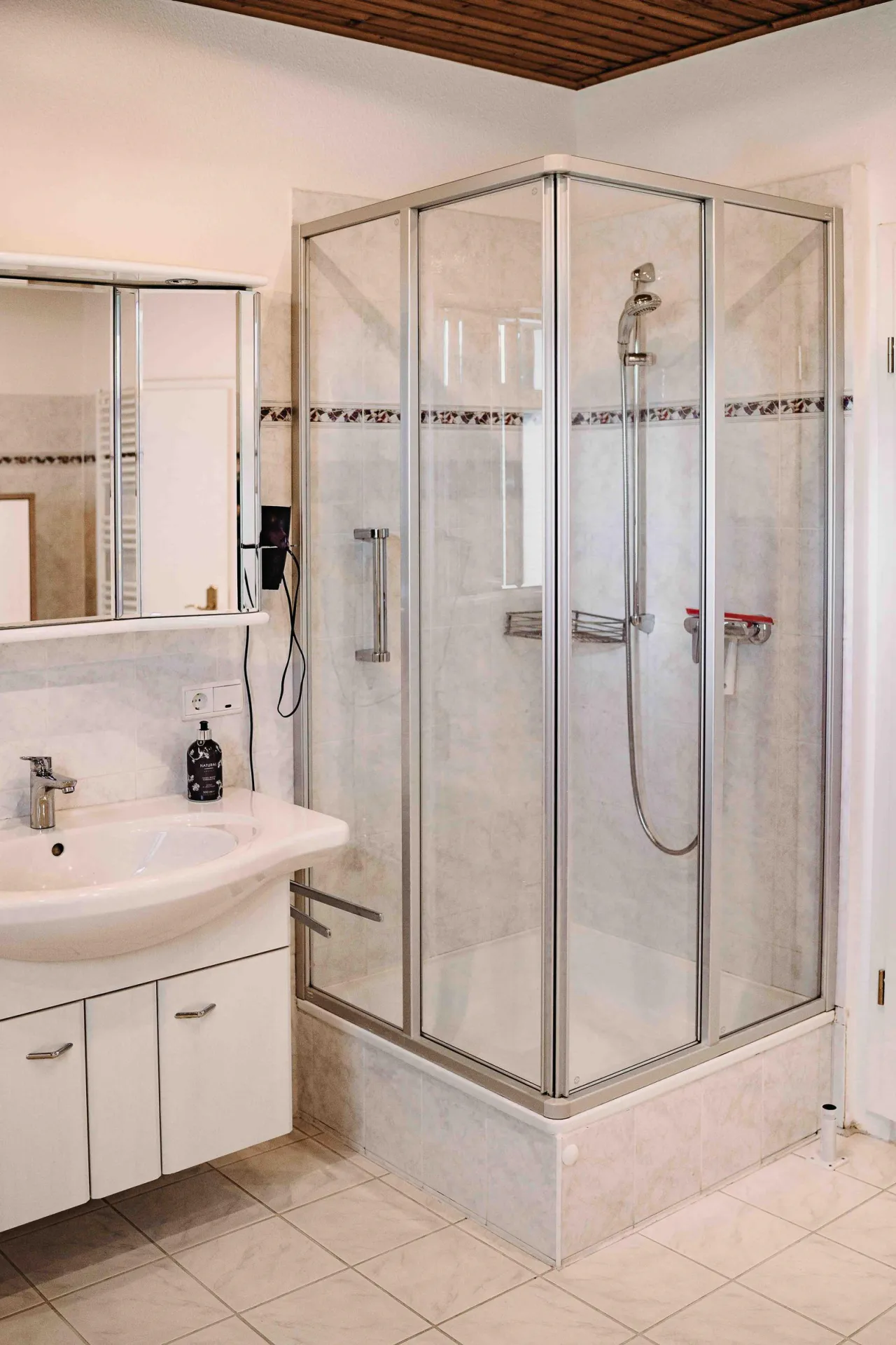 Zweites Badezimmer mit Dusche und Waschtisch – Sonneneck 1 in Hahnenklee
