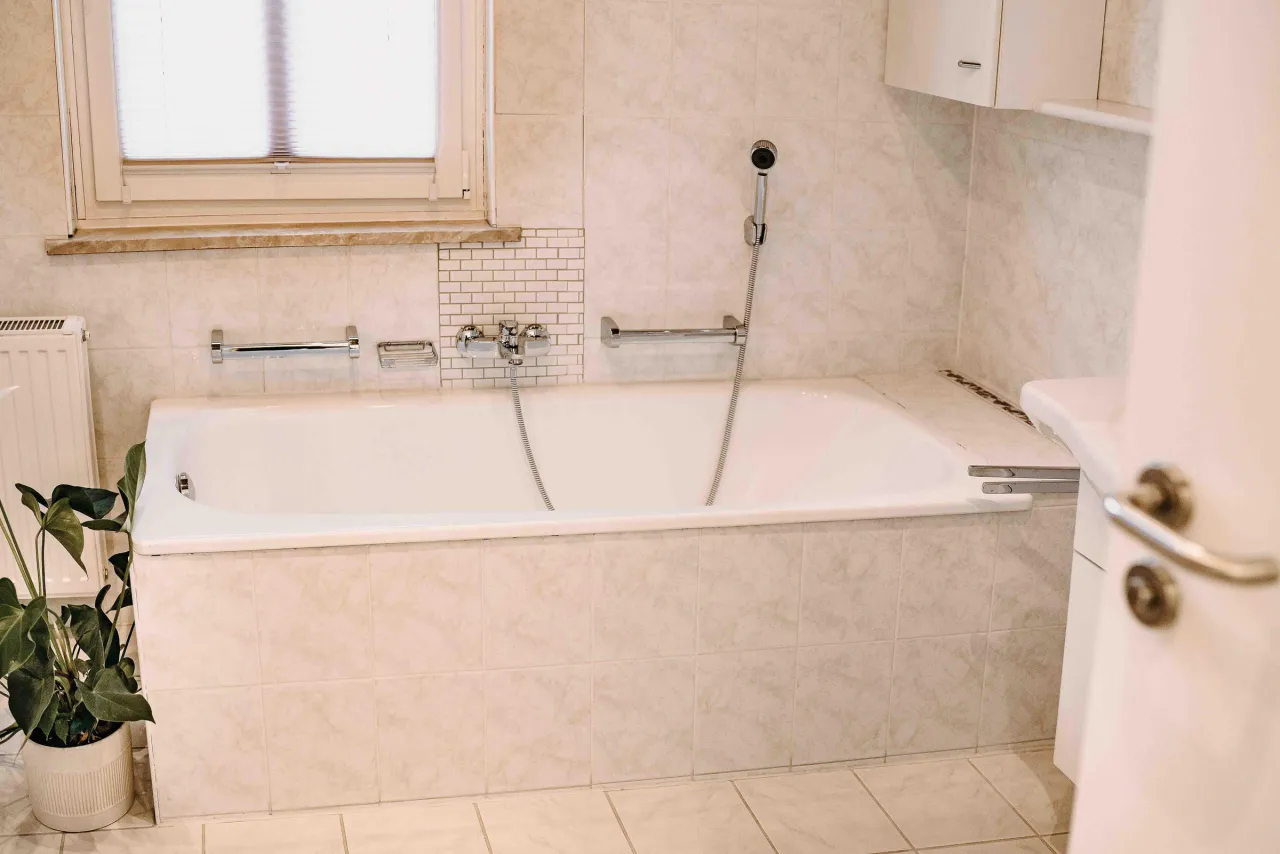 Badezimmer mit Badewanne am Fenster – Sonneneck 1 in Hahnenklee