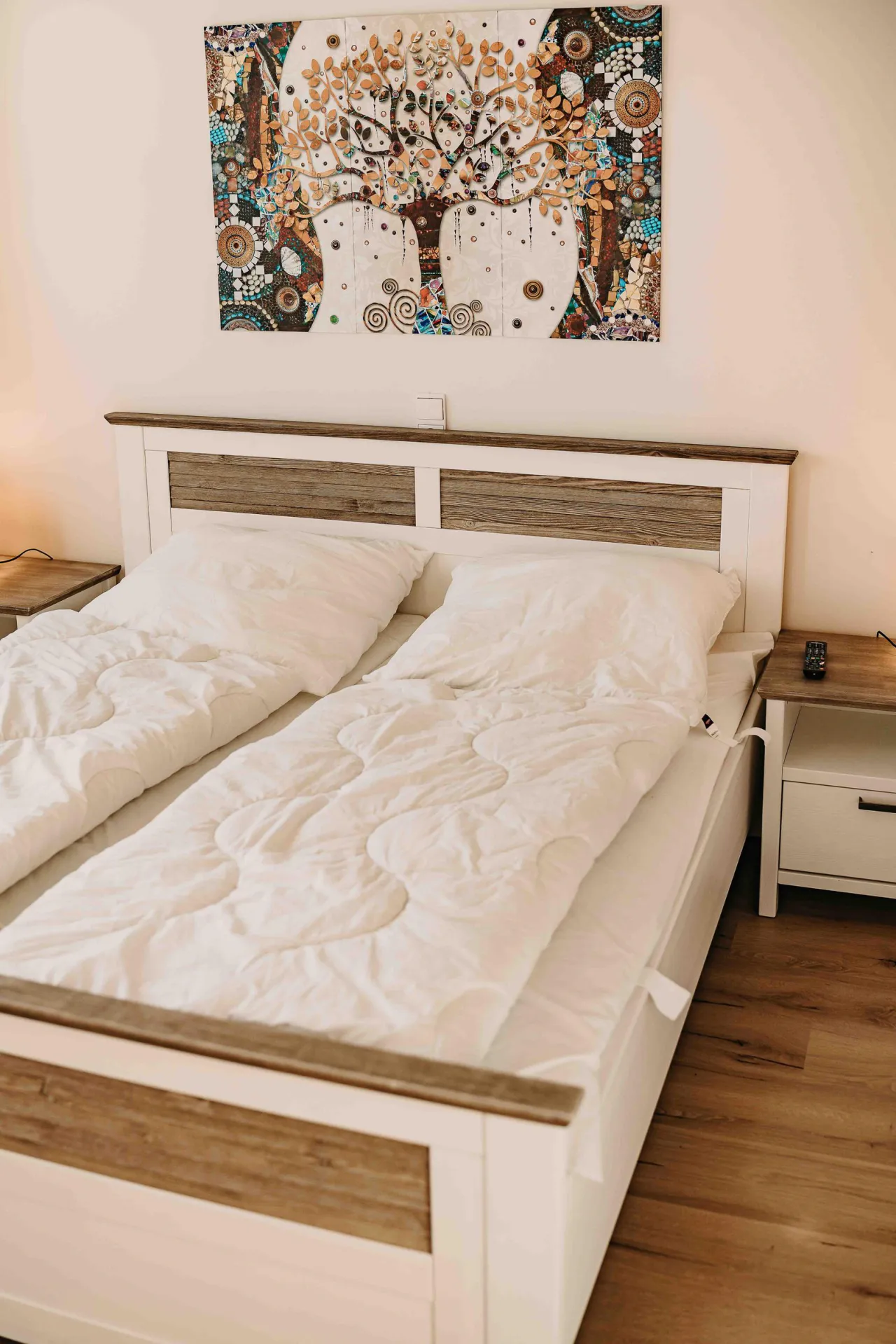 Schlafzimmer mit Doppelbett und Wandbild – Sonneneck 1 in Hahnenklee